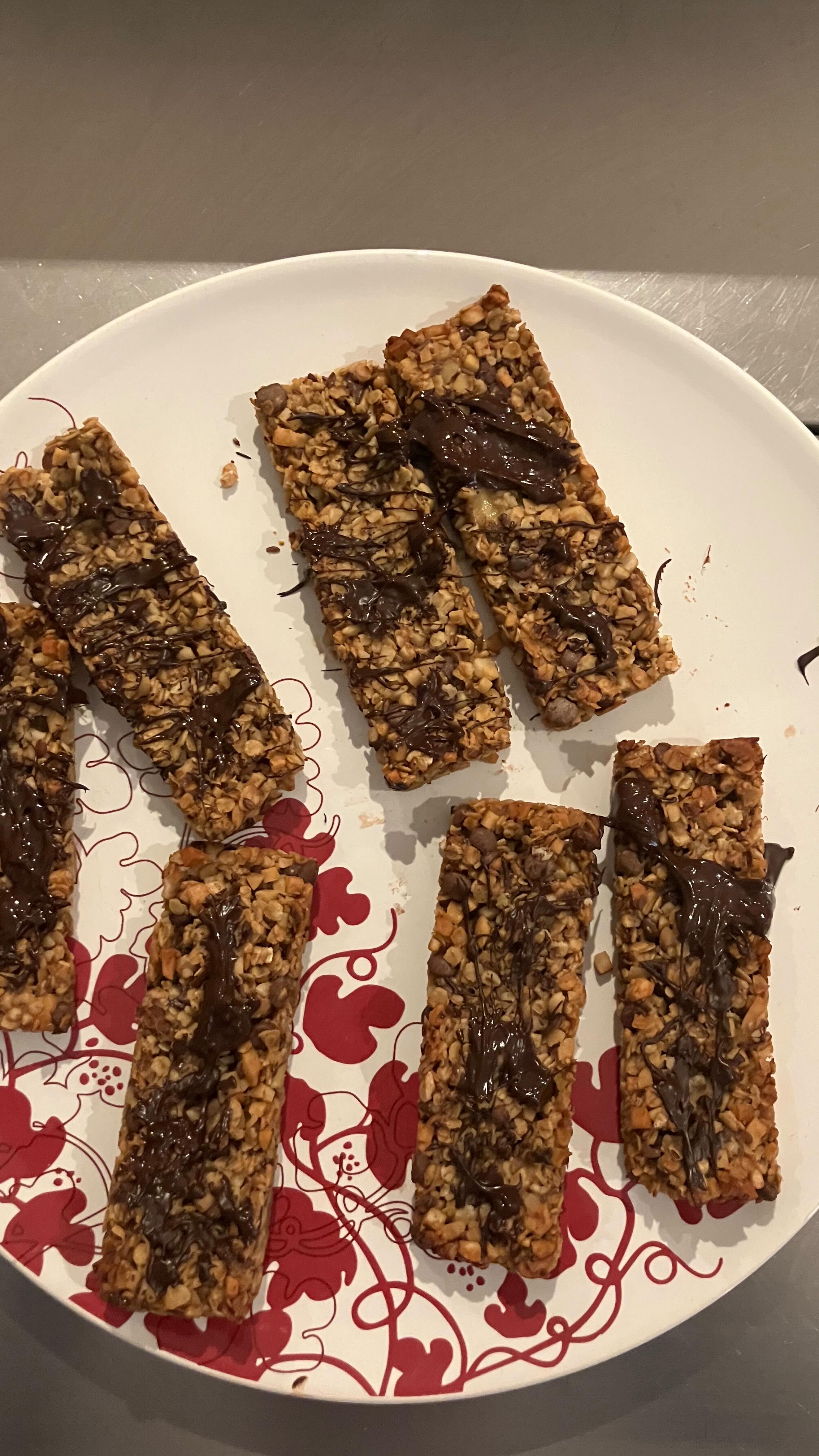Wer braucht schon Cornys & Co, wenn es so leicht und lecker ist Müsliriegel selbst zu backen? ????????
Zutaten:
160 g Haferflocken oder andere Getreideflocken
100 g gemischte Nüsse gehackt (oder Kerne, falls nussfrei)
2 EL Leinsamen oder Chiasamen
3 EL Schoko-Drops
½ TL Zimt
1 Prise Salz
2 reife Bananen 180 g zerdrückt
2 EL Nussmus
2 EL Kokosöl geschmolzen
2 EL Ahornsirup oder Dattelsirup, Reissirup oder Agavendicksaft
1 TL Vanilleextrakt
Optional 2 EL geschmolzene Schokolade zum Verzieren
Zubereitung:
Haferflocken, gehackte Nüsse, Leinsamen, Schoko-Drops, Zimt und Salz in einer großen Schüssel vermischen.
Bananen zerdrücken und in eine kleine Rührschüssel geben. Nussmus, flüssiges Kokosöl, Ahornsirup, Vanilleextrakt hinzugeben und alles verrühren. Dann zur Hafer-Nuss-Mischung geben und alles gut vermengen.
Die Müsli-Mischung in die vorbereitete Backform geben und mit einem Teigschaber oder Löffel gleichmäßig fest drücken.
Im vorgeheizten Ofen ca. 30-40 Minuten backen.
Anschließend auf Raumtemperatur abkühlen lassen
Die Riegel nach Belieben mit geschmolzener Schokolade verzieren und sofort genießen oder in einer Tupperdose bis zu 3 Tage bei Raumtemperatur oder bis zu 1 Woche im Kühlschrank lagern. Man kann die Riegel aber auch bis zu 3 Monate einfrieren. Guten Appetit!
You can find this recipe here: https://biancazapatka.com/de/muesliriegel-schoko-banane/#recipe
#dinnerstag #gesundundlecker #müsliriegelselbstgemacht #easyrecipes #offenekinderundjugendarbeit #gleis1 #unterschleißheim