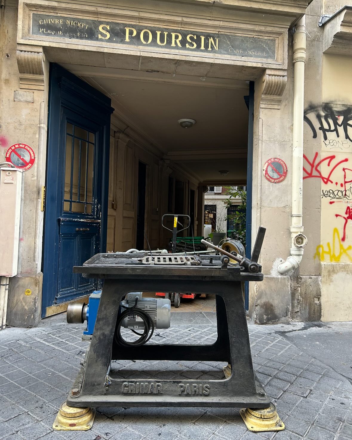 Maison Poursin : parce qu’on a plus le droit…. La partie Industrielle Poursin déménage en Normandie !
Suite aux exigences des grands groupes du Luxe soumis aux obligations Européennes, la dernière fabrication Industrielle métallurgique de Paris déménage son matériel qui produisait en gros volume.
L’historique Grimar sera exposé sur le nouveau site Poursin Industries à L’Aigle!
L’artisanal et le semi-industriel reste à Paris! ☺️