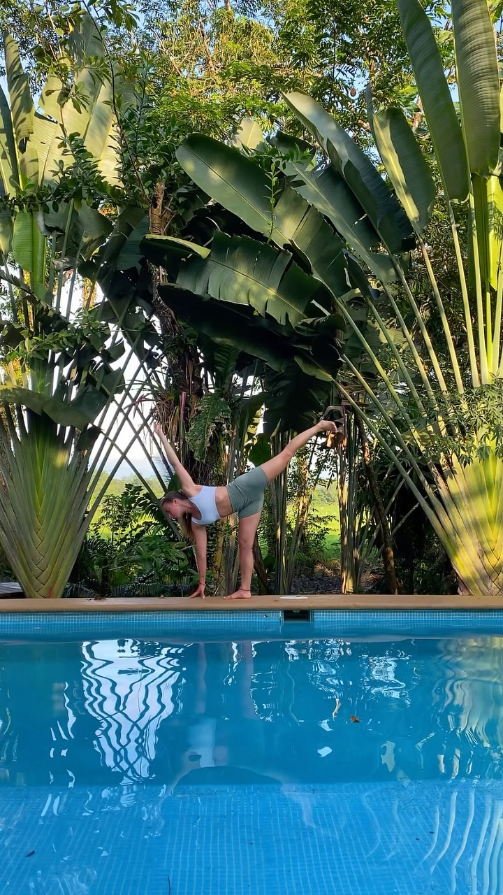 some of the biggest lessons yoga taught me (so far) ?
with persistency, trust & patience you can grow beyond your limiting thoughts
strength and softness go hand in hand ~ being strong also means knowing when to release.
my breath is my greatest tool and my anchor ~ it grounds me, calms me and no matter what’s happening around me, my breath brings me back to my center.
flexibility isn‘t just physical ~ it’s the ability to adapt, to release and to flow with life instead of resisting it
you are the creator of your own reality
what have you learned from your practice? ✨
#vinyasa #creativeflow
#movementismedicine #yogapractice
#yogaflow #vinyasa #hipopener #waterelement