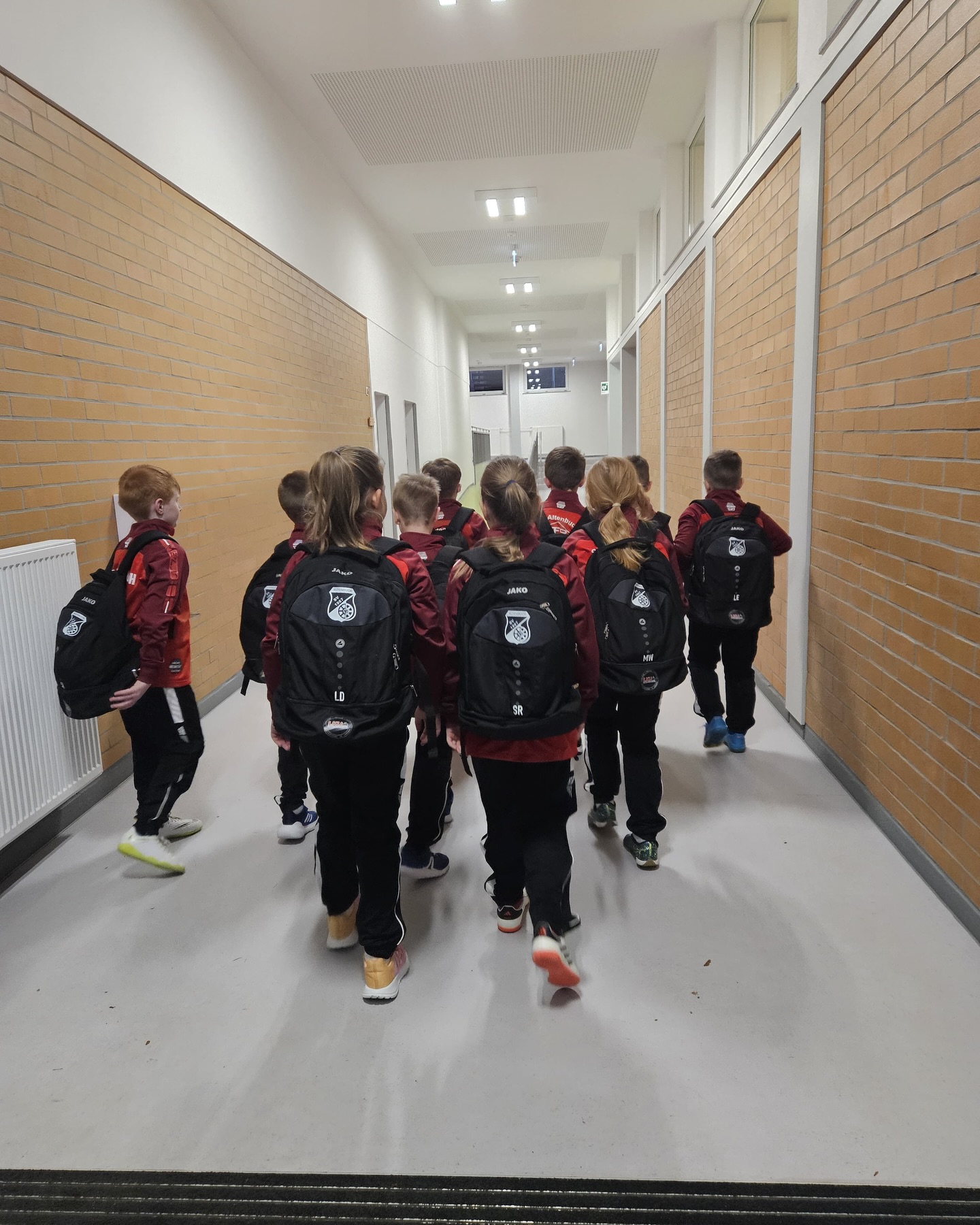 ⚽️ ᴜɴᴛᴇʀꜱᴛüᴛᴢᴜɴɢ ꜰüʀ ᴅᴇɴ ɴᴀᴄʜᴡᴜᴄʜꜱ ??
Ich freue mich, die U9- Fußballjugend des Sportvereins Altenbuch mit einer Spende von 500€ zu unterstützen!
?? Dank dieser Unterstützung konnten neue Team-Rucksäcke angeschafft werden, damit die jungen Kicker bestens ausgerüstet sind.
Es ist mir eine Herzensangelegenheit, das Ehrenamt, den Sport und besonders die Nachwuchsförderung zu stärken. ?⚡️ Viel Spaß mit der neuen Ausrüstung und weiterhin viel Erfolg auf dem Platz!
#ladekranuntermain #fußballjugend #svaltenbuch #nachwuchsförderung #gemeinsamstark #supportyourlocals @svaltenbuch #ladekrantraining #altenbuch