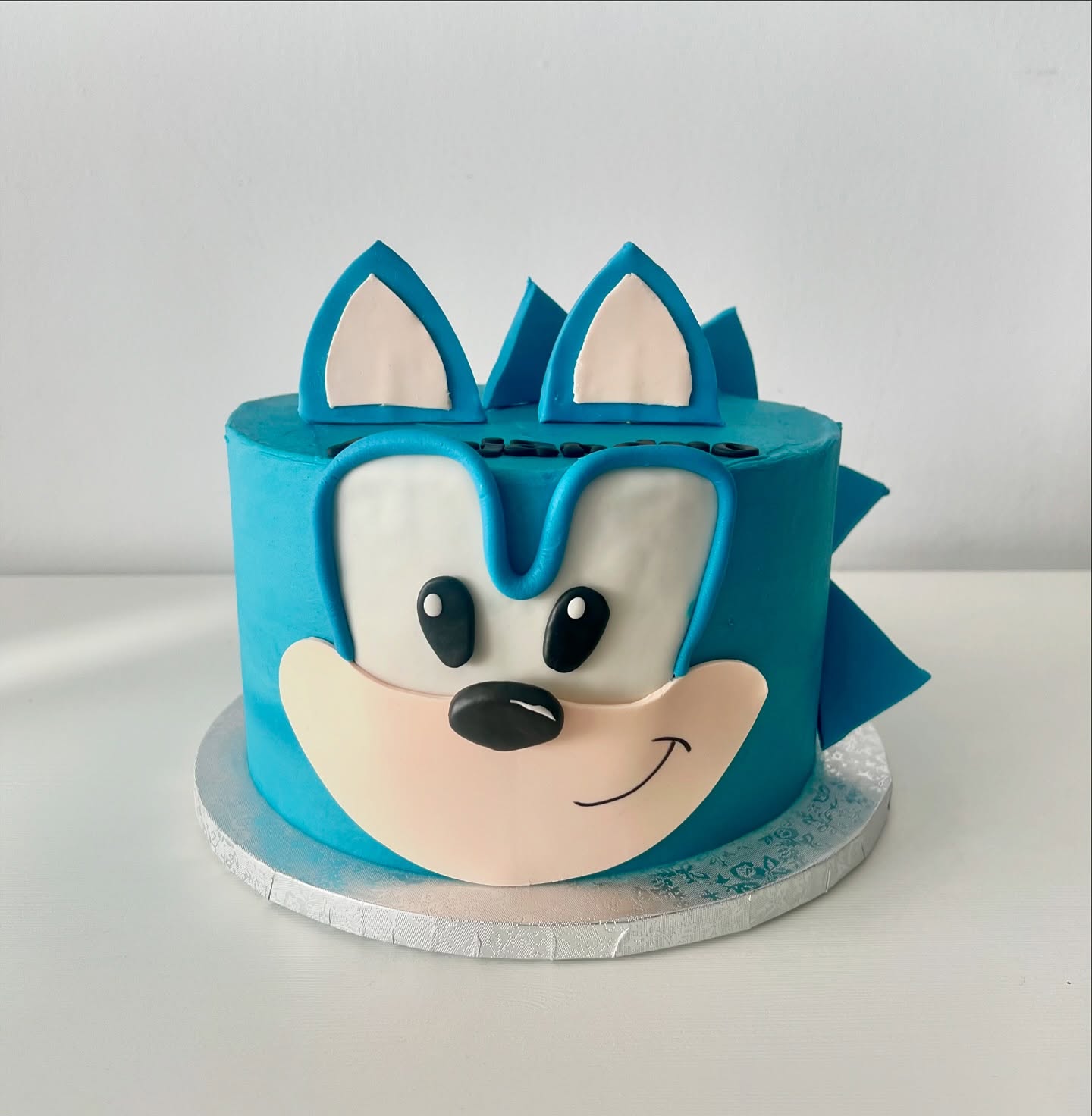 TARTA SONIC?
Corre a celebrar con esta increíble tarta de Sonic! ? Perfecta para los fans de este personaje, esta tarta personalizada está diseñada con detalles en fondant y hecha con mucho cariño para hacer de cualquier cumpleaños una fiesta inolvidable.
Si quieres sorprender con una tarta única y deliciosa, ¡escríbenos y haremos realidad tu idea! ?✨
#tartadecumpleaños #tartapersonalizada #sonic #soniccake #cake #fondant #fondantcake #buttercream #vainilla #pasteleria #gava #castelldefels #barcelona #baixllobregat #pasteleriabarcelona