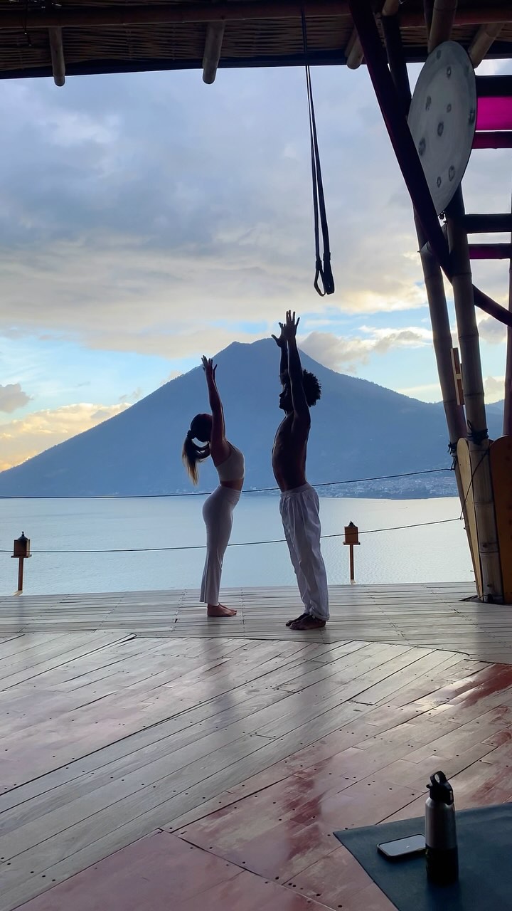 moving postcards from Guatemala. ?
4 Wochen sind so unglaublich schnell vergangen und gleichzeitig fühlt es sich immer wie eine Ewigkeit an, weil jeder Tag so voll & einzigartig ist. Gutemala war mein drittes Land, welches ich alleine bereist habe und das erste in dem ich mir keine Gedanken mehr darüber gemacht habe. Alleine zu reisen hat mir bisher so unglaublich viel geschenkt und ich durfte mehr über das Leben (und über mich selbst) lernen als mir je ein Buch beibringen könnte.
Die Zeit in Guatemala war anders als meine letzten Reisen - irgendwie besonders farbenfroh, intensiv & voller Leben. Jeder Tag eine kleine Überraschungstüte. Wenn es eine Sache ist, die ich hier besonders gelernt habe, ist es dem Leben (und seinen Menschen) mit einem offenen Herzen zu begegnen und es gibt dir so viel zurück.
Danke du schönes Land. ?✨