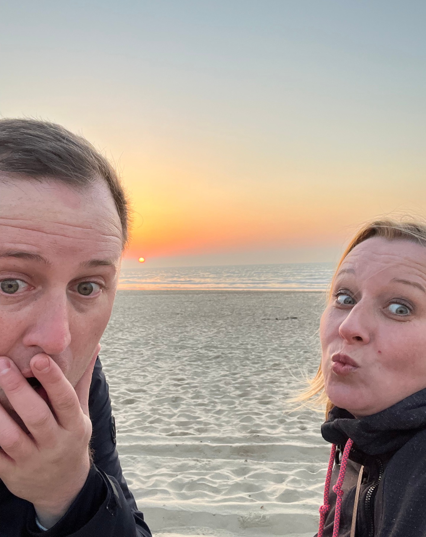 Weil Du mein sicherer Hafen bist, der Mensch, bei dem ich das Kind in mir raus lassen kann und mich für nichts schämen muss. Der Mensch, der sich auch vor mir vor nichts genieren muss. Seit 2001 an meiner Seite und keinen Moment bereut. Wenn Du auf Dienstreise bist, vermisse ich Dich, unser Zuhause ist leer und ich weiß Nichts mit mir anzufangen. Es fühlt sich nicht richtig an, wenn Du nicht in meiner Nähe bist - auch nach 24 Jahren nicht. Du wirst mir nie zuviel. Kann es kaum erwarten, wenn ich Dich endlich wieder in den Arm nehmen kann.
#liebe #love #meineinundalles #myoneandonly