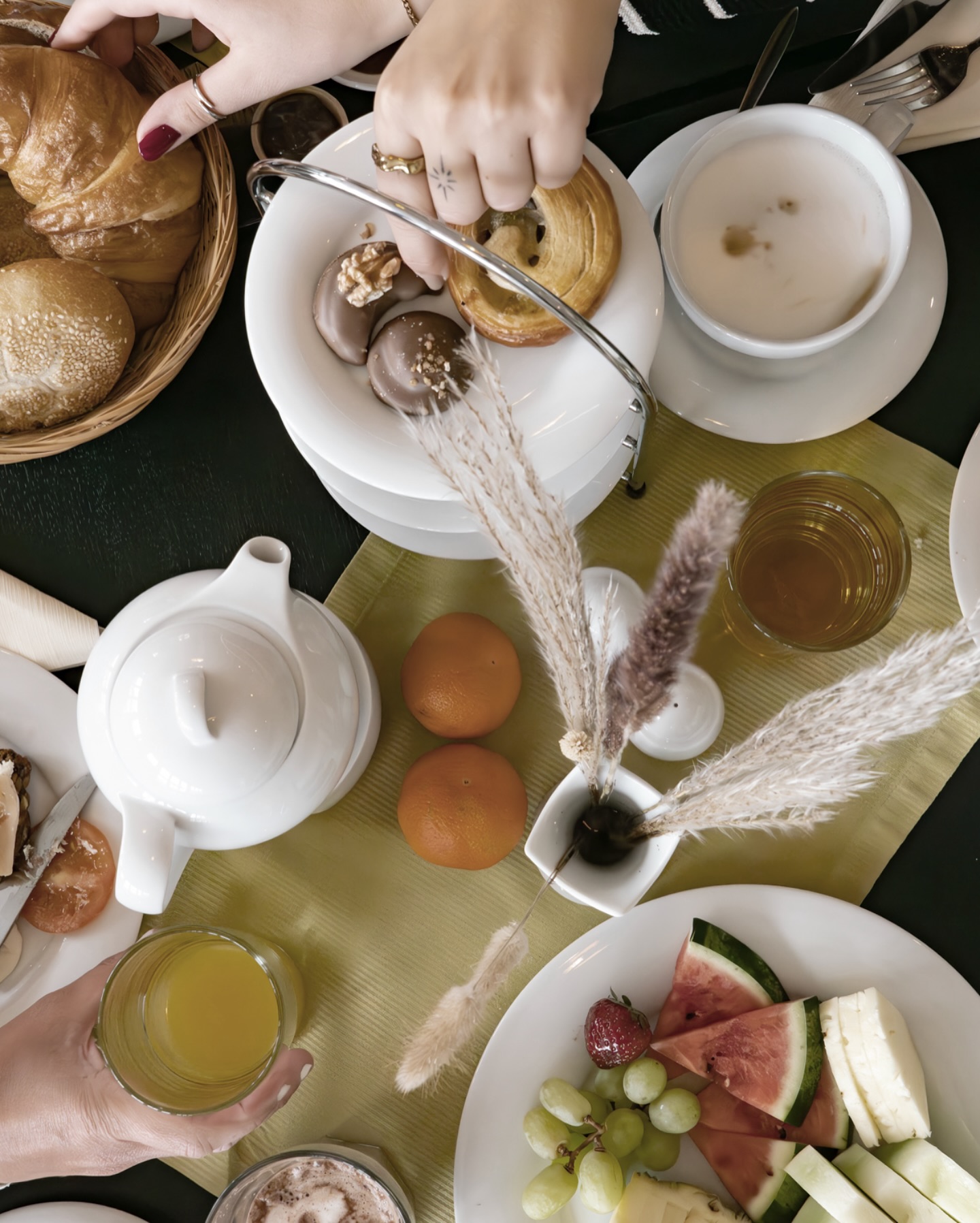 Starte genussvoll in den Tag mit unserem reichhaltigen Frühstücksbuffet! ?
Täglich von 8 bis 11 Uhr erwartet dich eine Auswahl, die keine Wünsche offen lässt: frische Backwaren, eine Vielfalt an Aufstrichen, Müsli, Obst sowie eine feine Auswahl an Aufschnitt & Käse. Deine Lieblings-Eierspeisen bereiten wir frisch auf Bestellung zu und dazu kannst du dir so viele Kaffee- & Teespezialitäten gönnen, wie du möchtest.
Als Hotelgast genießt du unser Frühstück inklusive. Wenn du nicht bei uns übernachtest, bist du natürlich trotzdem herzlich willkommen – in diesem Fall bitten wir um eine vorherige Reservierung. Preis: € 25,90 pro Person.
Wir freuen uns auf dich!
#wellnesslangeoog #langeoog #4sternehotellangeoog #logierhus_langeoog #hotelzimmerlangeoog #übernachtenauflangeoog #hotellangeoog #frühstücklangeoog #hotelfrühstücklangeoog