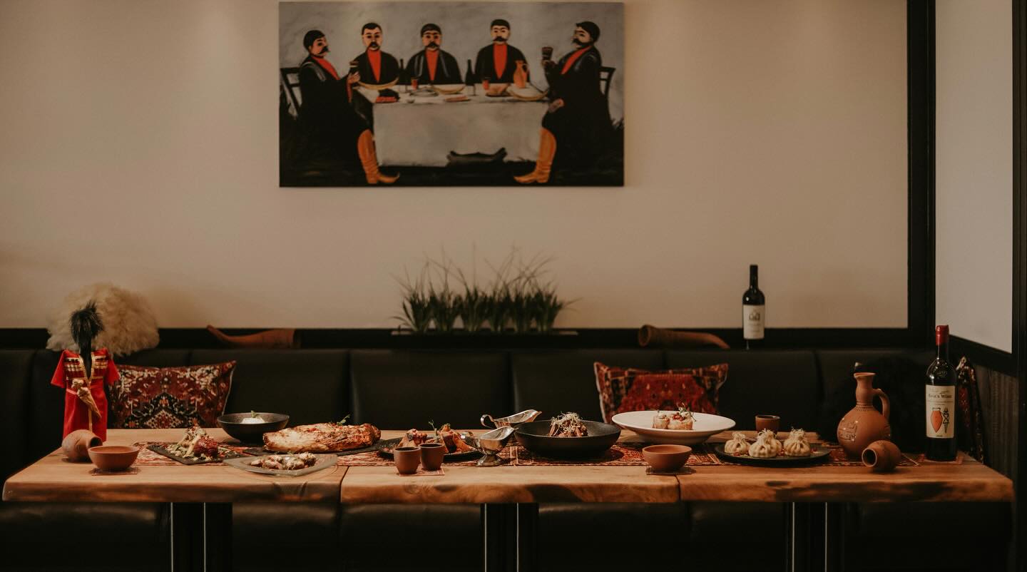 ? NOUVELLE CARTE AU RALLYE ! ?
Ça y est, notre nouvelle carte est enfin là ! ? Venez découvrir des saveurs uniques où la tradition géorgienne rencontre la créativité du chef. ?
? Au menu :
✅ Des recettes revisitées avec des produits de qualité
✅ Des plats authentiques qui éveilleront vos papilles
✅ Une expérience culinaire qui vous fera voyager
? Rendez-vous au Rallye Restaurant
? Route du Riaz 16, 1630 Bulle
? Réservez votre table et laissez-vous surprendre !
? Tagguez vos amis gourmands et partagez cette bonne nouvelle ! ?