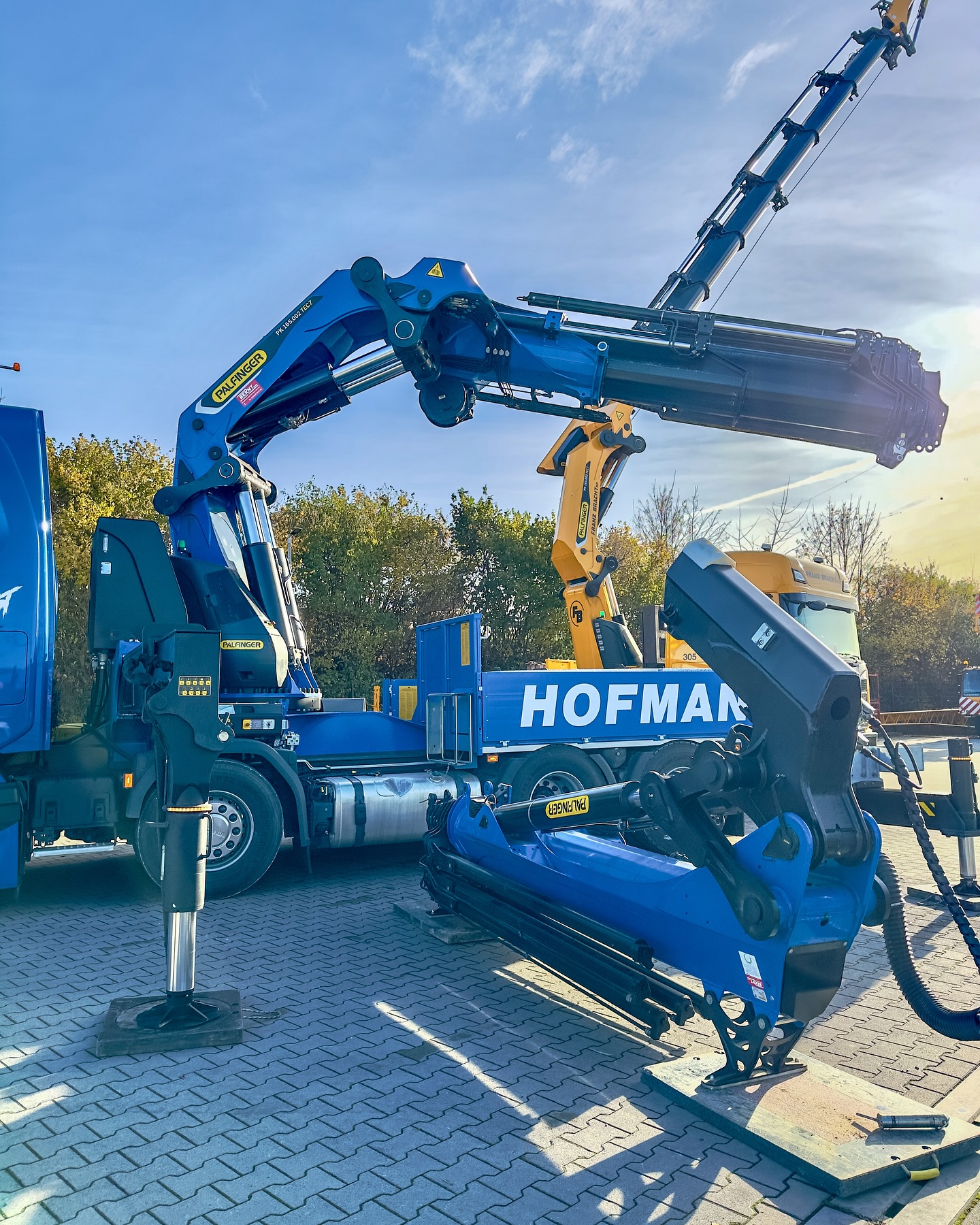 ????? ??? ???????? – ???????? ?? ???.??? ????
Bei einem vergangenen Training setzte sich der PALFINGER PK 165.002 TEC7 mit seinem Langarm-Jib PJ 300 L mächtig in Szene.
Vom Kunden „?????“ genannt, gebaut für schwere Lasten – doch ebenso entscheidend ist die Präzision in der Bedienung. Besonders bei der Jib-Montage kommt es auf die richtige Technik an: kraftvolle Leistung kombiniert mit feinfühliger Steuerung, vom Bediener umgesetzt in eine materialschonende und effiziente Anwendung! ??✅
Auch ??? will geübt sein!
#ladekranuntermain #ladekrantraining #palfinger #palfingerladekran #palfingerag #pk165002tec7 #pj300l #flyjib #training #hofmannkranvermietung
#beast @palfingerag