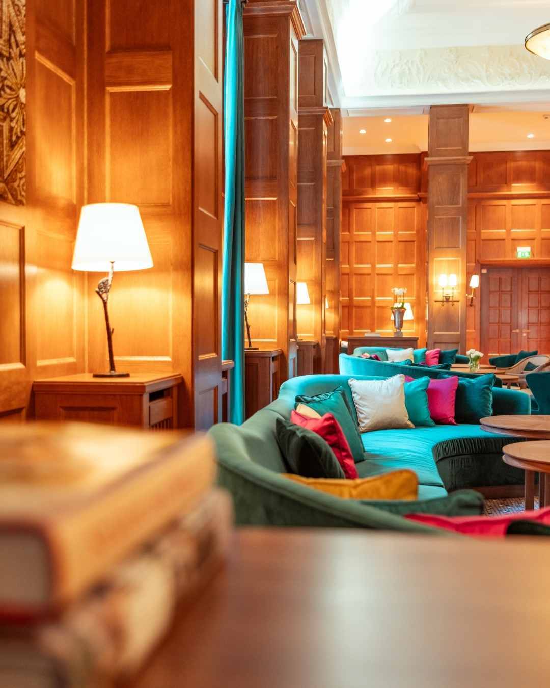 ??????? ?????? ??? ?????ß??? ?? ??? ???? ??? ????? ??????? ?????!
Ein gutes Buch, ein Glas Wein, das Knistern des Kamins – die perfekte Kulisse für ruhige Stunden. Wer sagt, dass ein Hotelzimmer der einzige Rückzugsort sein muss? Welcher Moment macht eine Reise besonders?
? Metime in der Kaminhalle genießen, jetzt buchen!
#Metime #IchZeit #ZeitFürMich #SelfcareFirst #GönnDir #WellnessFürDieSeele #Tiefenentspannt #Seelenwellness #EntspannungPur #QuietLuxury #LuxuryRetreat #ExclusiveLifestyle #TimelessElegance #ClassicLuxury #HotelWithAStory