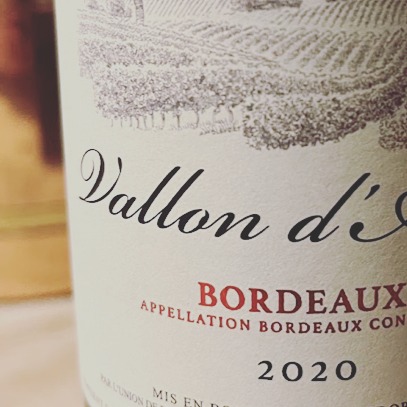 Vallon d'Arche Bordeaux 2020 – en klassisk Bordeaux til din næste bøf! Smagsnoter af kirsebær, eg og krydderier gør denne vin perfekt til oksekød og vildt. Tag en tår af Frankrigs stolte vintradition!
#VallonDArche #BordeauxVin #VinTilBøf #Herrekokken #Rødvin #MadOgVin #BordeauxBlend