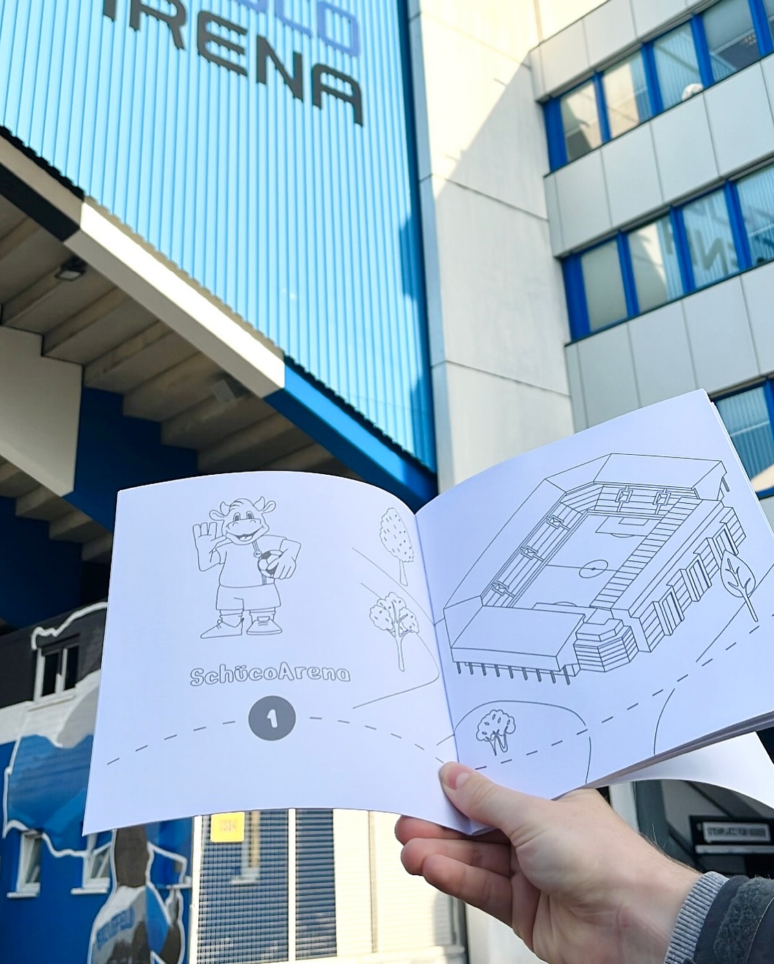 Arminia Bielefeld ist unsere Nr. 1 – nicht nur im DFB-Pokal, sondern auch in unserem Bielefeld-Malbuch ???
Eine ganze Doppelseite Lohmann und SchücoArena zum Ausmalen für die kleinen Bielefeld-Fans ???
Zur Feier der Sensation schenken wir euch bis zum 06.04.25 beim Kauf eines Malbuchs unter www.bie-to-play.de die dazugehörigen Versandkosten ? Vielleicht das passende Ostergeschenk zur aktuellen Stimmung? ??
.
.
.
#bielefeldmalbuch #bielefeldpuzzle #bielefeldspielteppich #bietoplay #bielefeld #spielteppichbielefeld #bielefelderleben #bielefeldentdecken #liebefeld #meinbielefeld #bielefeldliebe #bielefeldjetzt #stadtbielefeld #bielefelder #leineweber #altermarktbielefeld #bielefeldcity #daskommtausbielefeld #teutoburgerwald #sparrenburg #jahnplatz #arminiabielefeld #schücoarena #siggibielefeld #rudolfoetkerhalle #tierparkolderdissen #kunsthallebielefeld #visitbielefeld #niemanderobertdenteutoburgerwald #arminis