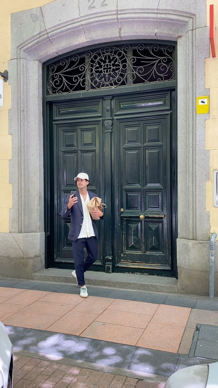 Sin cobertura para los envíos pero con sentido de ubicación ???
.
Gorra, Blazer de #Lino y pantalón #Monsieur todo de #SartorialGallery
.
#TheSartorialGallery #Spring #Orders #MadetoMeasure #delivery #Madrid #Smart #Casual #TailoringFit #Caps