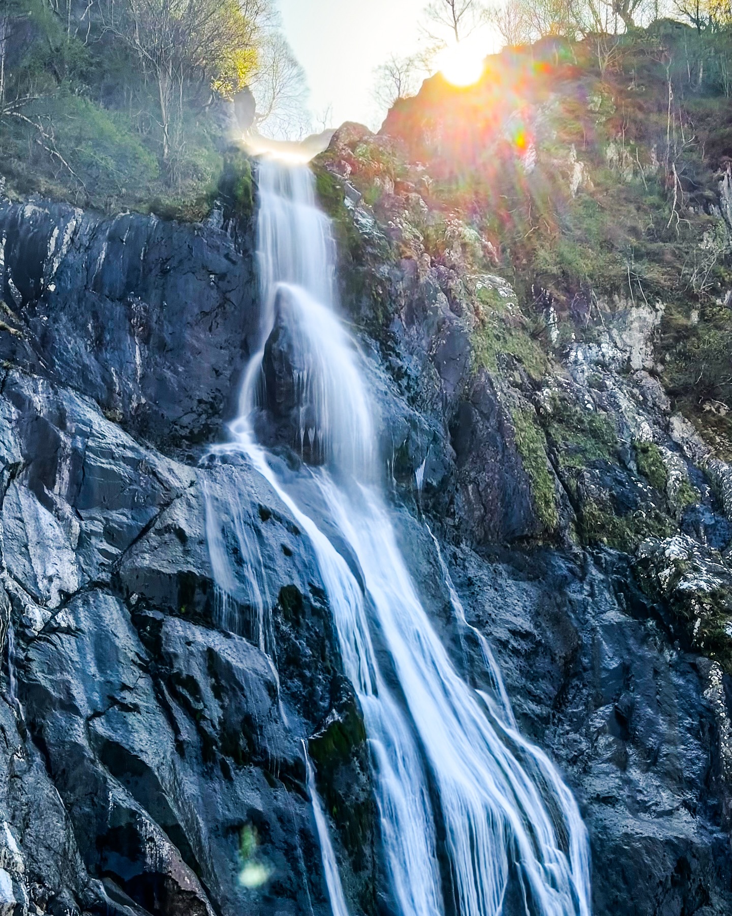 Die letzten Bilder aus Wales ??????? und ein kleines Zwischenfazit.
Das der Van Probleme mit dem Turbo macht war tatsächlich nur der letzte Punkt, der uns zurück aufs Festland geführt hat.
Großbritannien hat wunderschöne Ecken und wir haben uns sehr auf Schottland gefreut, die Menschen sind megafreundlich und das Wetter wirklich grandios.
Aber, irgendwie hat es nicht gematcht zwischen UK und uns.
Die Stellplatz-Suche ist extrem aufwändig und die meisten Spots sind nur Parkbuchten an der Strasse. Entsorgung war eine riesige Herausforderung. Grauwasser sind wir gar nicht losgeworden und uns hat nur geholfen, dass wir einen großen Tank haben und damit die ganze Woche klar gekommen sind.
Alles in allem werden wir wohl später einen zweiten Anlauf nehmen. Mit reparierten Van und neuem Elan.
#vanlife #vanlifediary #fail #vanlifeexplorers #uk #großbritannien #wales #snowdonia #exploretheworld #weltreiseinetappen #beachhouseadventures #bummeldurcheuropa