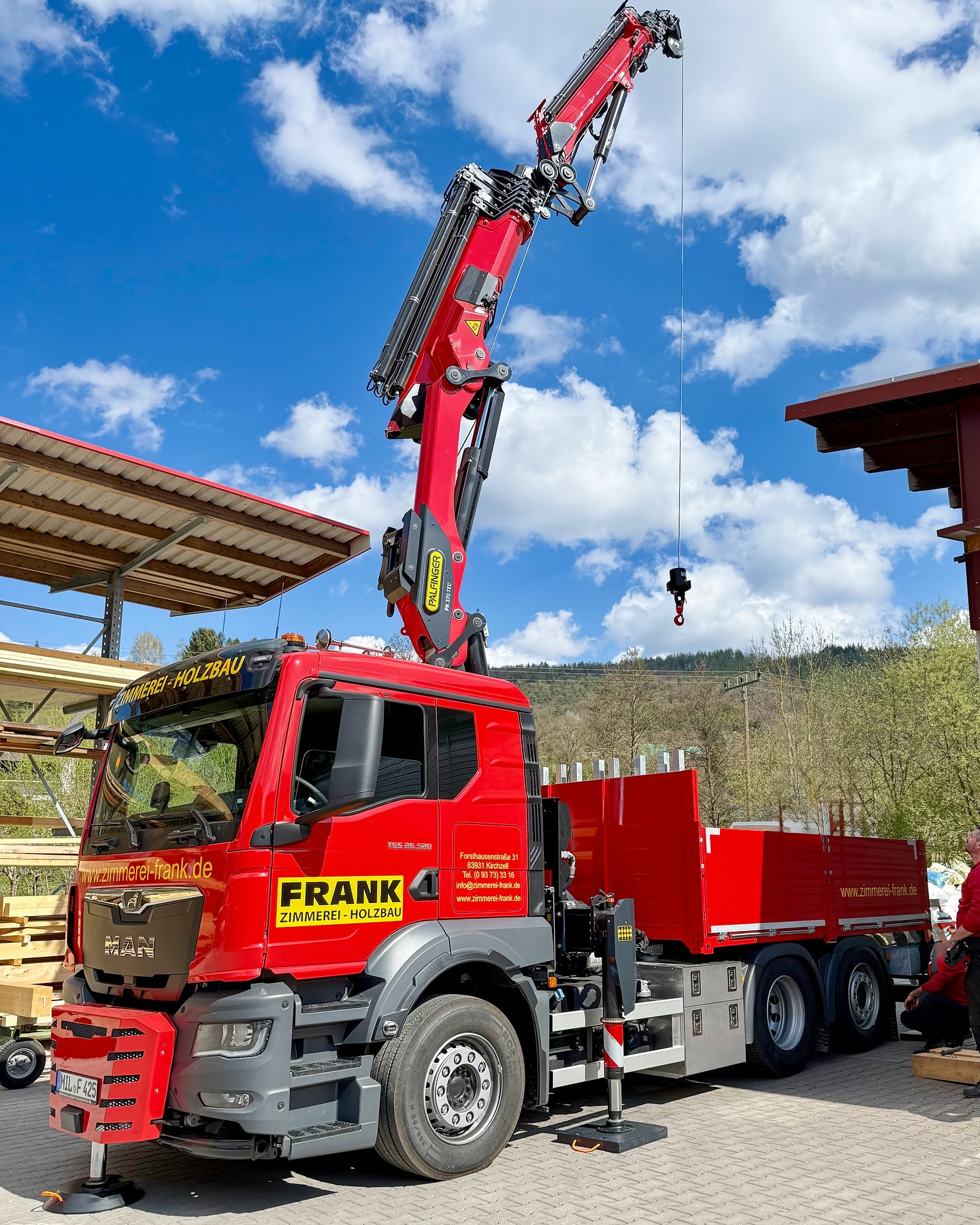 ????????? ?? ??? ??? | ?????????? - Ü??????? | ??????????? ??? ???? ??????????????????
Bei der Zimmerei Frank in Kirchzell (Lkr. Miltenberg) durfte ich im Auftrag unseres Partners BAITZ Fahrzeugbau einen top ausgestatteten PALFINGER PK 370 TEC mit PJ090 übergeben – inklusive praxisnaher Einweisung nach Herstellervorgaben.
Meine Einweisungen stehen für ✅:
• Sicherheit & Effizienz im täglichen Einsatz
• Verständlich erklärt – direkt vom Trainer
• Praxiserfahrung, und Produkt Know-How
Herzlichen Glückwunsch an Rudi und Daniel Frank zu diesem tollen Schmuckstück, ich wünsche euch immer einen sauberen Hakengrund! ??
Tolles Konzept – fachgerecht geplant und umgesetzt von BAITZ Fahrzeugbau in Obertshausen!
#palfinger #ladekran #baitzfahrzeugbau #palfingerladekran #ladekranführer #ladekrantraining #ladekranuntermain #kirchzell #palfingerag #palfingercranes #pk370tec #zimmereifrank @baitz_fahrzeugbau