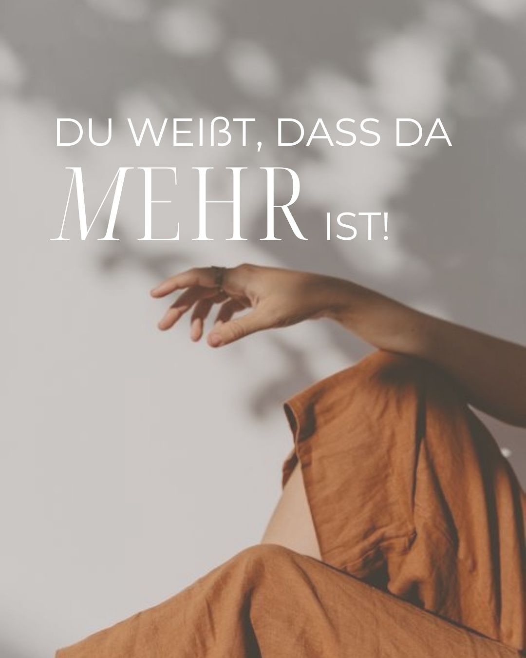 Du spürst es längst.
Dieses Leben – so wie es ist – passt nicht mehr.
Du funktionierst, aber fühlst dich leer.
Du sagst Ja, obwohl dein Körper längst Nein schreit.
Du lächelst, obwohl deine Wahrheit längst drängt, sich Raum zu nehmen.
Du weißt, dass da mehr ist, in dir.
Mehr Wahrheit.
Mehr Tiefe.
Mehr Leben, das durch dich hindurch in diese Welt will.
Und vielleicht fühlt es sich gerade noch chaotisch an. Unklar. Herausfordernd.
Aber das heißt nicht, dass du nicht richtig bist.
Es heißt, dass du wächst.
Raus aus dem Alten.
Rein in das, was wirklich DU bist.
Dein System sortiert sich neu. That’s it.
Und dafür brauchst du keinen perfekten Plan. Du brauchst dich.
Aufmerksam. Mutig. Im Vertrauen auf das, was du schon längst in dir trägst.
Let’s go. ?
Für das, was wirklich zählt.
Für dich.
Schreib mir eine DM und erzähl mir wo du gerade stehst - wir finden gemeinsam heraus wie ich dich am besten Supporten kann. ?
#selbstentfaltung #soulactivation #awakeningjourney #soulbusiness