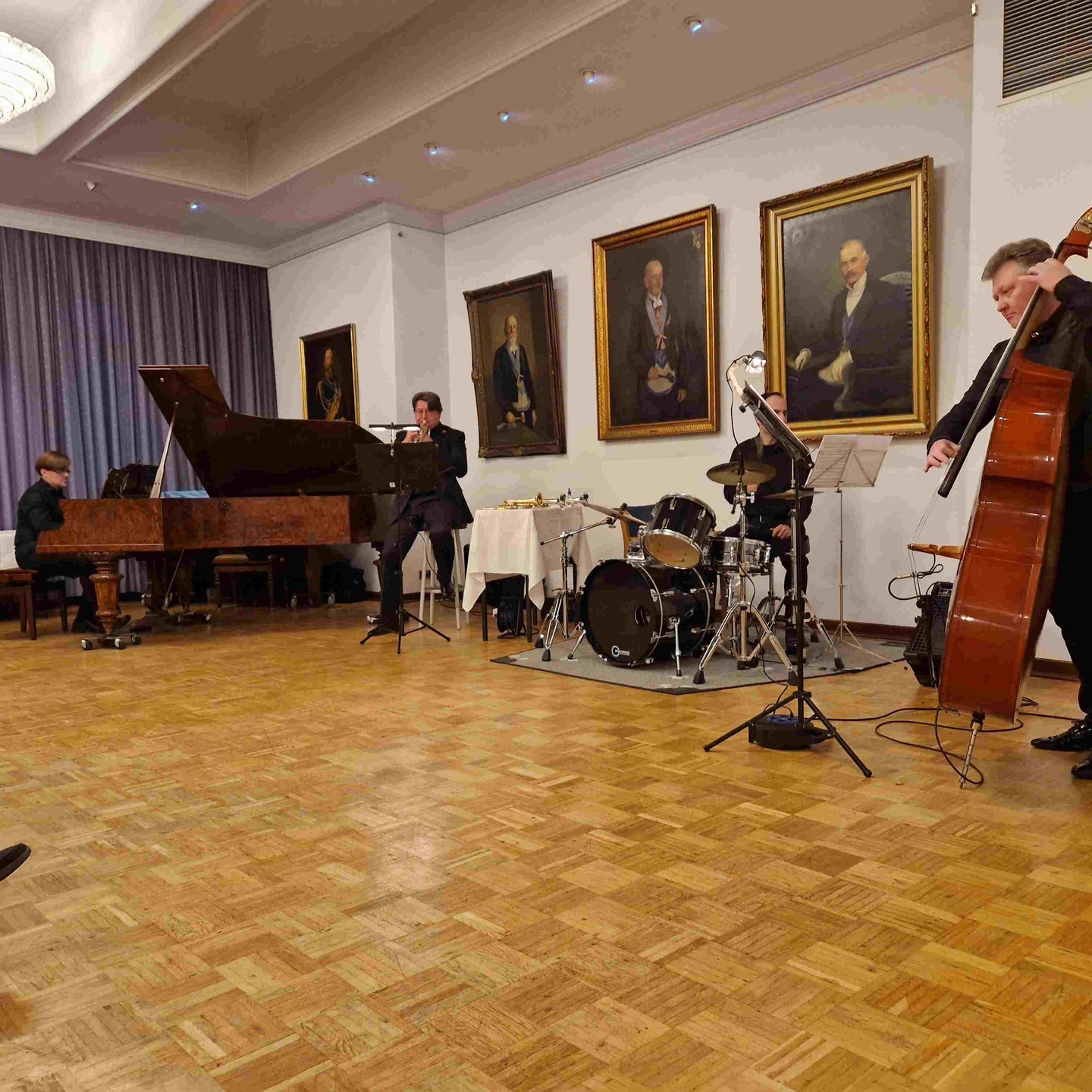 Jazz-Konzert bei Herder -
Unser letzter Freitagabend im April gehörte nicht der Freimaurerei, sondern dem Jazz. Gerne überließen wir dem Wenger Jazz Trio das Bremer Logenhaus für ein Konzert. Gasttrompeter war Andriy Ilkiv. Zu hören waren Werke von Claude Debussy, Eric Satie, Evgeny Wenger, George Gershwin und einem verjazzten Johann Sebastian Bach. Für Freunde des Jazz war es ein Ohrenschmaus.
#freimaurer #freemason #freimaurerbremen #bremerlogenhaus #bruderkette #selfcare #selbsterkenntnis #sinnbild #bremen #Freimaurerei #Jazz @evgeny_wenger_¬music #ClaudeDebussy #EricSatie #GeorgeGershwin #JohannSebastianBach