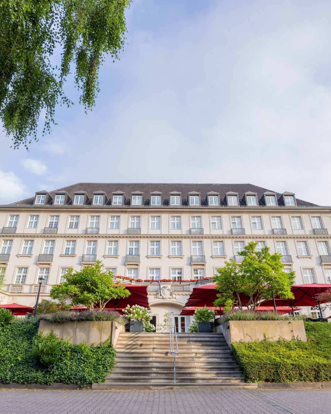 ✨ Wir freuen uns sehr: Der Falstaff Hotel Guide 2025 zählt den Quellenhof zu den besten Hotels im deutschsprachigen Raum.
Für uns ist das eine besondere Auszeichnung – und eine Einladung, innezuhalten. Denn seit 1916 ist der Quellenhof ein Ort, an dem Zeit anders vergeht. Und Geschichten entstehen, die bleiben.
Danke an alle, die das möglich machen. Und an alle, die bald bei uns ankommen.
Your Stay. Your Story.
#quellenhofaachen #falstaffguide2025 #zeitfürmich #aachen #kurzurlaubnrw #auszeitindenkurpark #grandhotelgefühle #kulturreisen #wellnesswochenende #aachenentdecken