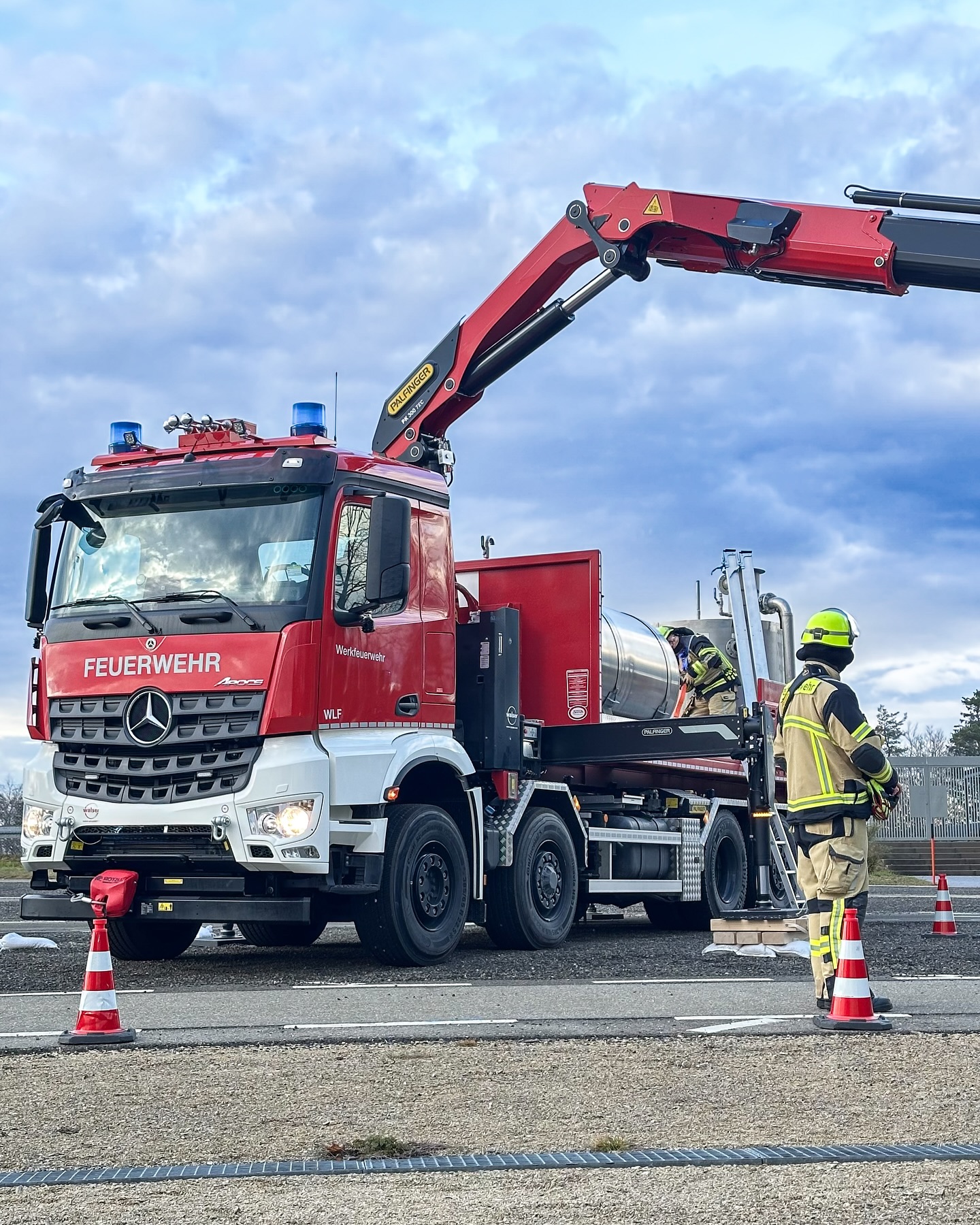 ???????????????? ??? ??? ????????????? ????? ????????? ????????????????????
Für die Werkfeuerwehr eines großen deutschen Automobilherstellers durfte ich ein mehrtägiges, individuell zugeschnittenes Ladekrantraining durchführen.
Im Mittelpunkt: ein PALFINGER PK 300 TEC auf einem 4-Achs-Fahrgestell mit Abrollkipper – modernste Krantechnik im Feuerwehrdienst. ?️?
Das Training wurde gezielt auf die spezifischen Einsatzanforderungen abgestimmt – inklusive praktischer Szenarien, wie hier zu sehen.
Vielen Dank an die Mannschaft für die engagierte Teilnahme und die herzliche Aufnahme – es war mir eine Freude, euch begleiten zu dürfen! ??
*die Bilder entstanden außerhalb des Werksgeländes
#ladekran #palfinger #PK300TEC #werkfeuerwehr #feuerwehrtraining #ladekrantraining #ladekranuntermain #palfingerag #walser #walsergruppe @walsergruppe @palfingerag