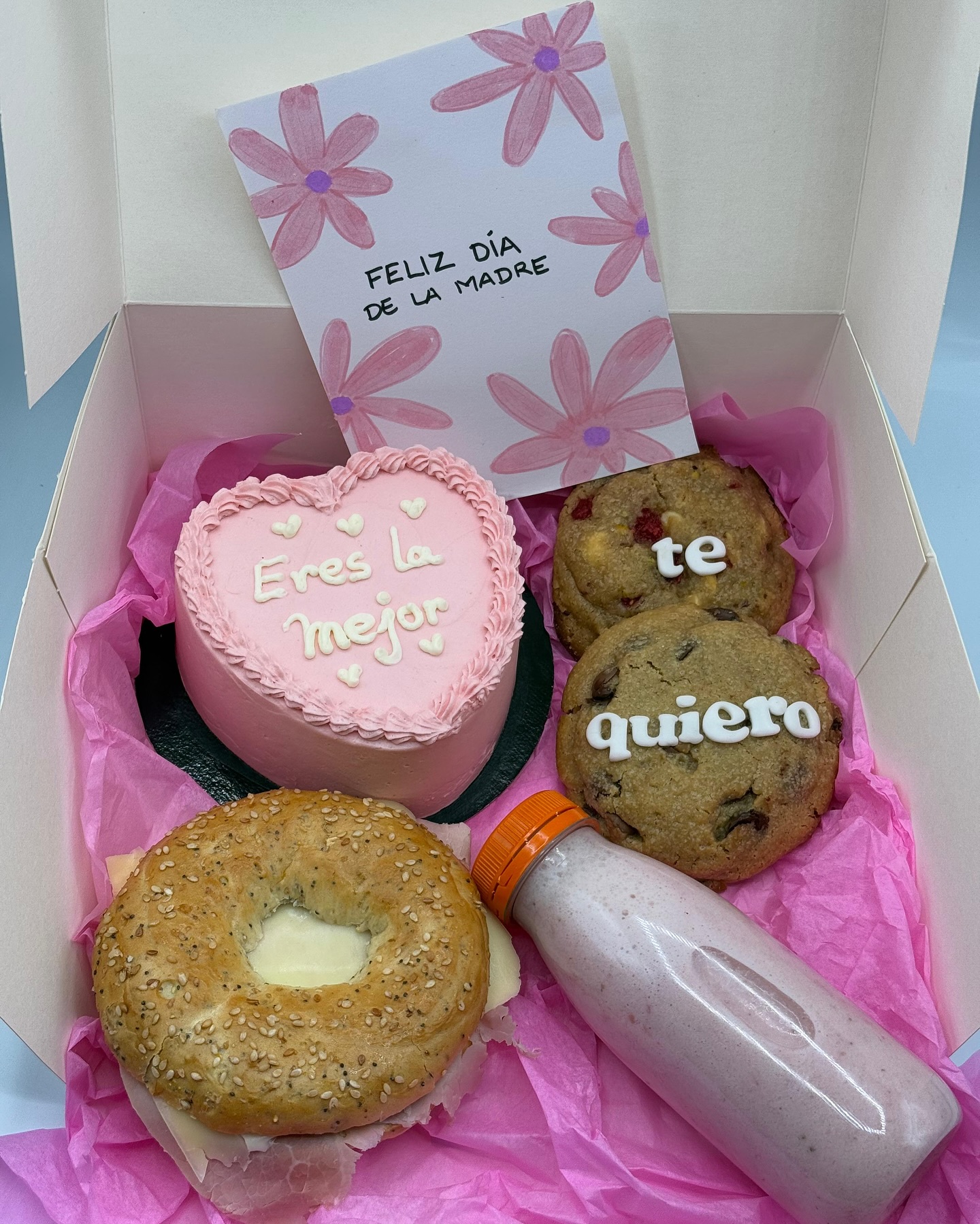 PACK DIA DE LA MADRE?
Hay mil maneras de decir “te quiero”, pero ninguna tan dulce como empezar el Día de la Madre con este desayuno pensado para ella. Incluye:
- Mini tarta a elegir
- 2 Cookies a elegir
- Zumo natural
- Bagel a elegir
- Tarjeta día de la madre
Porque mamá se merece un momento inolvidable… ¡y dulce!
Reserva el tuyo y haz que su día empiece con una sonrisa.
? Pack personalizable
?️ Disponible solo por el Día de la Madre
? Haz tu pedido por DM o en nuestra web
#diadelamadre #desayuno #cajadesayuno #bagel #tarta #tartapersonalizada #cookies #mama #pastelería #repostería #gava #baixllobregat #castelldefels #barcelona