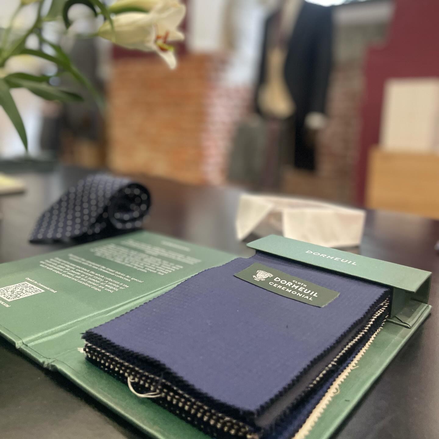 Nuestra #Sastreria es un espacio artístico en el que como galería, conviven exposiciones de #Arte con nuestras prendas a medida. Nos gusta crear una atmósfera cálida y hogareña, en donde cada cliente sienta que es su casa y se sienta “como en casa”.
.
Para #TheSartorialGallery cada detalle cuenta, como la fragancia que envuelve cada esquina de nuestro #Atelier. La flores nos hacen sentirnos vivos, y nos refleja y muestra que para seguir soñando con este increíble proyecto tenemos que cuidar cada aspecto que componen ese aura relajada que nos rodea cada vez que pisamos nuestro espacio.
.
Por suerte, podemos decir que no somos una sastrería convencional al uso, sino un estudio de creaciones y proyectos de Moda, en el que entre sus patas su eje que estructura la columna vertebral de #Sartorial es nuestra #SastreriaContemporanea .
.
#Sastrería #Madrid #Sevilla #Marbella #Bespoke #Tailoring #Tailormade #SartoTailor