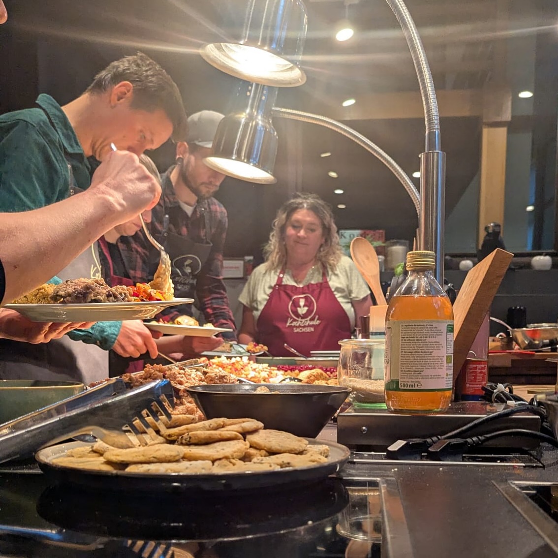 Orientträume, Toskanaliebe und Alpenhüttenzauber – eine Woche voller Geschmack ???
Letzte Woche haben wir in der Kochschule mit einer Extraportion Aromen und Charme kulinarische Grenzen gesprengt! ?️??
Am Donnerstag entführte Koch Florian die Gäste beim Kurs „Orient – Aromen aus 1001 Nacht“ auf eine Reise durch bunte Basare und duftende Gewürzgärten. Zwischen würzigen Falafeln, zartem Lachs in Chraimeh-Sauce und goldener Baklava
mit Passionsfrucht-Karamell flogen die Geschmacksknospen einmal quer über den
Orient ??✈️?
Unter Florians Anleitung ging es am Freitag beim Kurs „Cucina Toscana“ nahtlos weiter nach Bella Italia. Frische Spinat-Linguine mit Salsicciaklößchen, kräftiges Bistecca alla Fiorentina und ein himmlisch duftender Olivenölkuchen mit Pfirsich und
Ricotta: Ein Abend wie eine Sommerbrise auf einer toskanischen Piazza ????
Am Samstag folgte das private Kochevent „Sunday Roasts aus dem mediterranen Alpenstübel“. Bruschetta, Pasta alla Carbonara und ein saftiges Roastbeef mit Chimichurri und gegrillter Süßkartoffel machten klar: Bei uns wird immer groß
aufgetischt – mit ganz viel Leidenschaft und Geschmack! Und der Kaiserschmarrn
zubereitet nach Florians Geheimrezept? Ein echter Hütten-Hit! ?⛰️?
Danke an alle Teilnehmenden, die diese Woche zu einer Reise voller Herdgeflüster und guter Laune gemacht haben. Wir freuen uns auf viele weitere kulinarische
Ausflüge rund um den Globus! ?
Seid dabei unter:
?? www.kochschule-sachsen.de
☎️ Tel. 0174 / 2894035
✉️ verkauf@kochschule-sachsen.de
#kochschule #schlagwitz #cooking #sachsen #kochkurs #food #foodlover #rezept #foodies