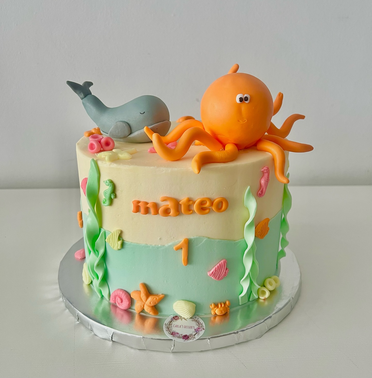 TARTA FONDO DEL MAR??
Esta tarta tan tierna la hicimos para celebrar el primer añito de Mateo con una temática marina llena de color y dulzura.
Decorada con un pulpo naranja ?, una ballenita ? y un montón de detalles hechos a mano como algas, corales?, conchas? y caballitos de mar.
Todo comestible!
¿Te gustaría una así para tu próxima celebración? ¡Escríbenos y la hacemos realidad!
#tartapersonalizada #buttercream #fondant #fondodelmar #tarta #pulpo #pastel #pasteldecumpleaños #cumpleaños #pasteleria #gava #barcelona #baixllobregat #castelldefels