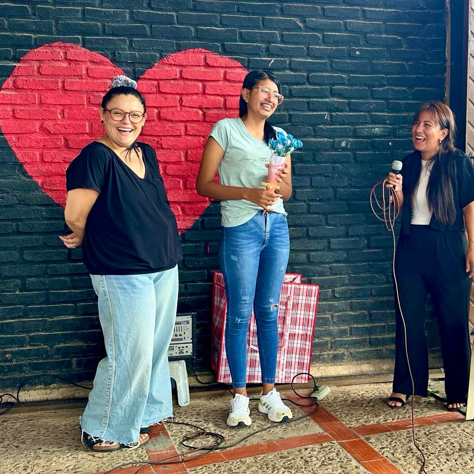Nuevo proyecto!!! 👉🏻La casa de Rut y la casa de Pedro son dos casas de acogida en Bolivia donde las chicas y chicos que cumplen 18 años y tienen que dejar el Hogar infantil pueden alojarse y seguir estudiando hasta independizarse económicamente, normalmente son chicos sin recursos abandonados por sus familias desde pequeños. Allí viven con educadores que los apoyan y orientan para que la transición sea más fácil. Nos alegramos mucho de poder colaborar con el alquiler 6 meses de la Casa de Rut. Aquí os dejamos algunas fotos para que veáis el trabajo y la visión de este proyecto tan bonito 😍 GRACIAS 🎓👏🏻
#lacasadeRut #lacasadePedro #bolivia🇧🇴 #amorworld