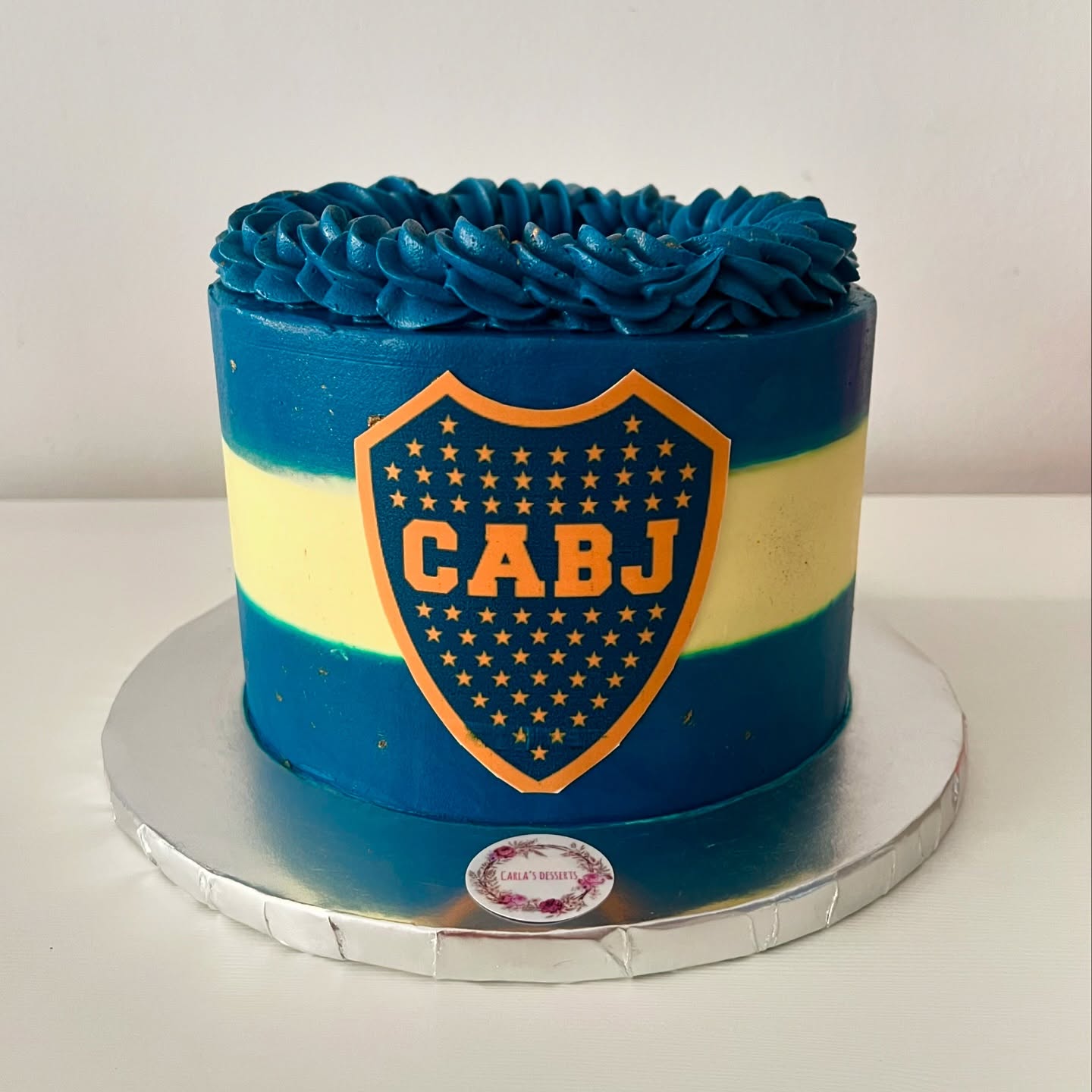 TARTA BOCA JUNIORS??
Si tu corazón pertenece a los BCJ, esta tarta es tu mejor celebración. ?️ Capas esponjosas de bizcocho con el relleno que más te guste y cubierta de buttercream azul y amarillo, con el escudo oficial de CABJ.
? Perfecta para cumpleaños, quedadas con amigos o para darle un toque especial al día de partido en casa. Encarga la tuya ya!
#bocajuniors #bcj #tartapersonalizada #argentina #buttercream #tarta #cake #fondant #pastelería #gava #barcelona #castelldefels #baixllobregat #tartadecumpleaños