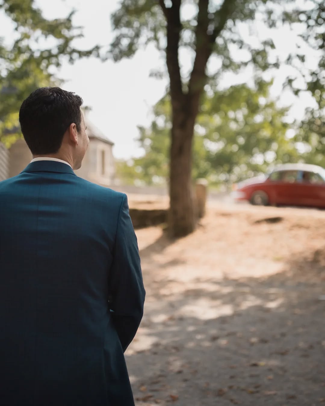 Der Moment, wenn sich zwei Herzen das erste Mal am Hochzeitstag sehen…
Ein First Look ist so viel mehr als ein Foto-Moment. Es ist pure Emotion – ungestellt, intim und voller Vorfreude auf das, was kommt. Diese Sekunden, in denen sich Braut und Bräutigam das erste Mal sehen, erzählen oft mehr als Worte es je könnten.
Als Fotografin liebe ich es, genau diese ehrlichen Gefühle einzufangen. Sie sind flüchtig, aber auf Bildern bleiben sie für immer. Was bleibt, sind nicht nur Erinnerungen – sondern echte Augenblicke, eingefroren in der Zeit.
Wenn ihr darüber nachdenkt, einen First Look einzuplanen: Tut es. Und sorgt dafür, dass jemand da ist, der diesen Moment für euch festhält.
Denn manche Momente verdienen es, für immer sichtbar zu sein.
Ihr plant gerade eure Hochzeit? Dann schreibt mir – ich halte auch eure Geschichte fest.
#firstlook #hochzeit2025 #hochzeitsfotografie #emotionalehochzeit #hochzeitsmomente #hochzeitsplanung #brautpaarshooting #heiraten2025 #weddinginspo #authenticwedding #echtemomente #hochzeitsfotografin #weddingmoments #braut2025 #groom2025