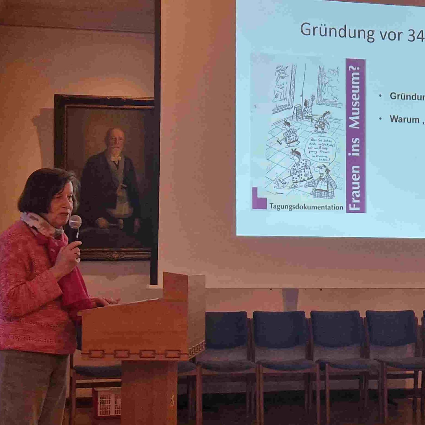 „Das Bremer Frauenmuseum (bfm)“
VORTRAG von Marion Reich (Vorsitzende des bfm)
Am Brückentag nach Himmelfahrt hielt Marion Reich bei der Freimaurerloge Herder einen Vortrag zum Bremer Frauenmuseum.
Viele der Zuhörer mussten sich eingestehen, dass sie bis vor kurzem nicht einmal wussten, dass es ein solches Museum in Bremen überhaupt gibt. Frauen leisten einen nicht weniger gewichtigen Beitrag für unsere Gesellschaft, als Männer. Jedoch wird das in einer immer noch sehr patriarchalischen Gesellschaft wie der unseren nicht angemessen anerkannt. So haben Bremer Frauen mit Sicherheit auch deutlich die Bremische Gesellschaft über die Jahrhunderte mitgeprägt. Finden jedoch dafür kaum Erwähnung. Das Bremer Frauenmuseum hat es sich zur Aufgabe gemacht genau das zu ändern.
Das Leben und Wirken von Bremer Frauen - gestern und heute - in der Öffentlichkeit sichtbar zu machen: dafür setzt sich seit nunmehr 34 Jahren das Bremer Frauenmuseum e.V. (https://bremer-frauenmuseum.de/) ein. Dies geschieht in vielerlei Form, durch Vorträge, Publikationen, Ausstellungen, Workshops, Zusammenarbeit mit frauenpolitischen und historischen Einrichtungen sowie den Einsatz für die Benennung von Bremer Straßen nach verdienten Frauen. Einen wichtigen Platz nimmt die biografische Arbeit ein; das vom Verein 2016 herausgegebene und mit dem Bremer Heimatpreis ausgezeichnete biographische Lexikon Bremer Frauen „Frauen Geschichte(n)“ gilt als Standardwerk.
#freimaurer #freemason #freimaurerbremen #bremerlogenhaus #bruderkette #selfcare #selbsterkenntnis #sinnbild #bremen # Freimaurerei #Museum #Frauenmuseum @inneremission_bremen