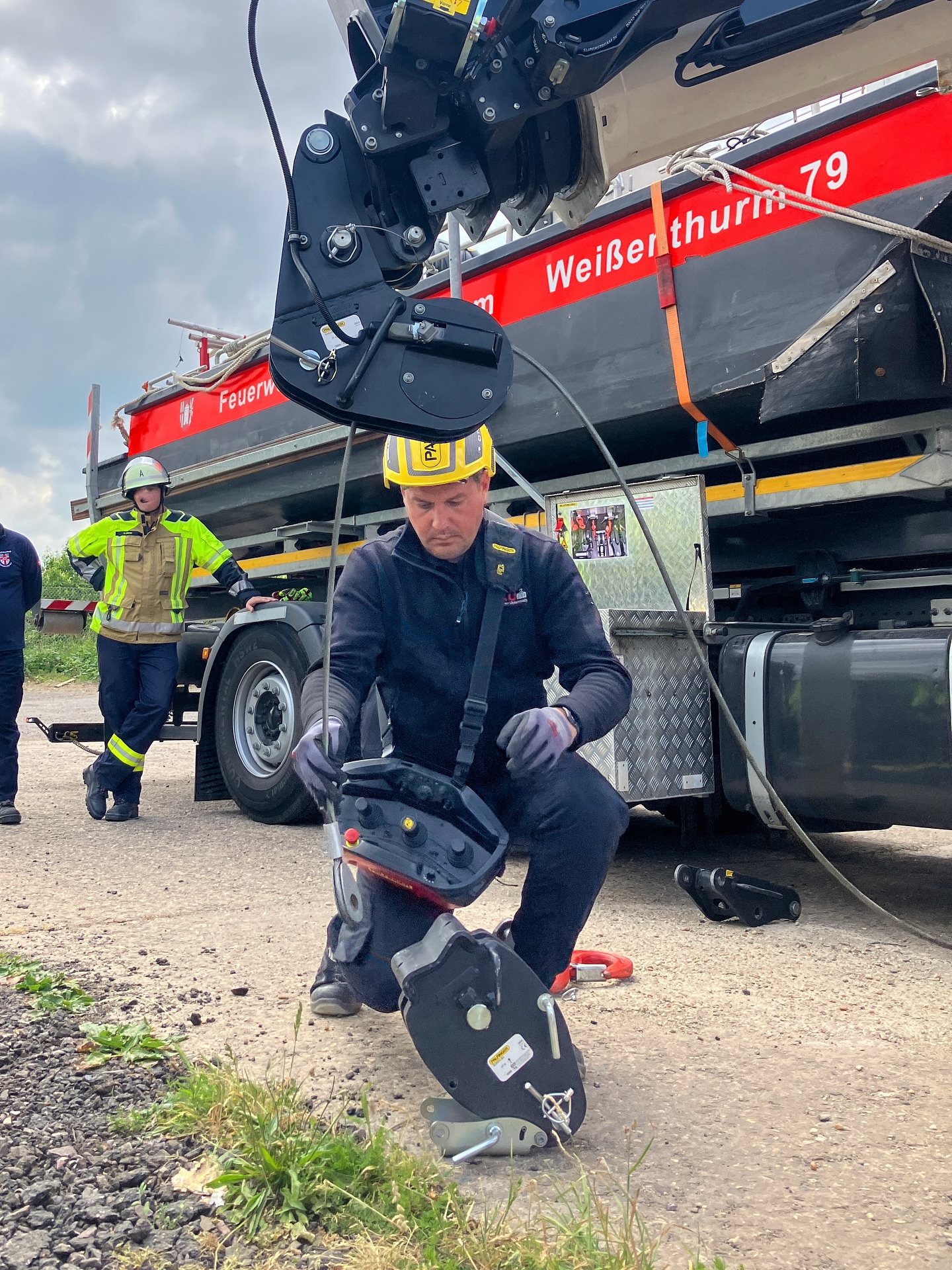 ? Der größte Lohn ist die Dankbarkeit! ?
Regelmäßig erwischt ihr mich dabei:
Ich ?????! Und zwar mit voller Leidenschaft! ?
Die Kranbedienung ist nicht nur mein Beruf – sie ist meine Berufung.
Ob Grenzbereiche, Tricks oder Kniffe – ich zeige es euch nicht nur, ich lebe es euch vor. ??
Euer Feedback wie:
? „Ich habe zum ersten Mal das Gefühl, den Kran und seine Systeme richtig verstanden zu haben“
– genau das ist mein Antrieb! ?
Danke für euer Vertrauen und euer ehrliches Feedback.
Genau dafür mache ich das. Tag für Tag.
#ladekrantraining #ladekran #palfinger #palfingerag #palfingerworld #feuerwehr #feuerwehrkran #feuerwehrladekran #feuerwehrvgweißenthurm #ladekranuntermain #wlfkran #feuerwehrmagazin