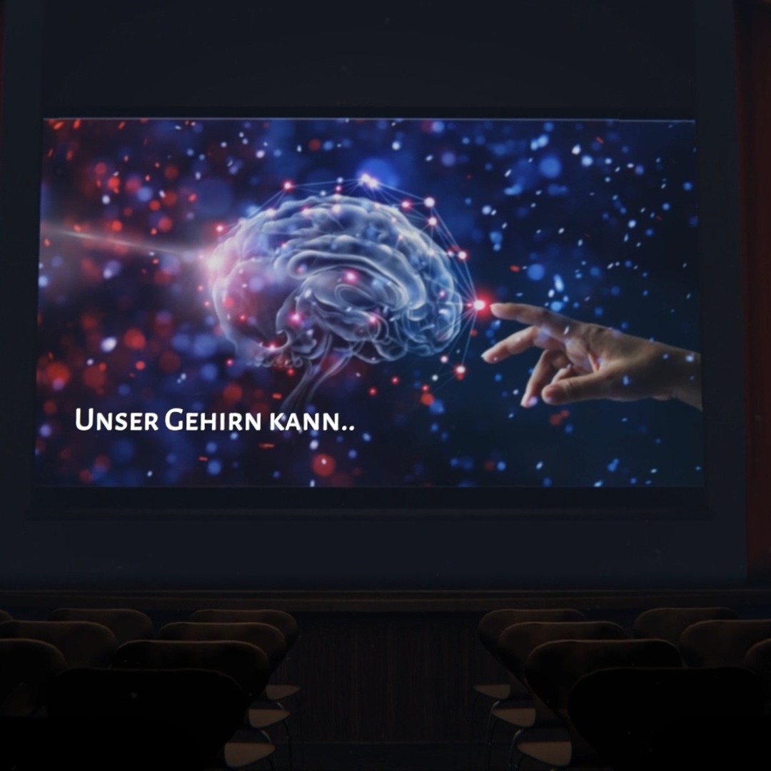 Unser Gehirn kann… #9 durch Achtsamkeit in der Natur tiefe innere Ruhe finden.
Wenn wir achtsam durch einen Wald spazieren, das Rascheln der Blätter hören oder das Lichtspiel auf der Haut spüren, wird unser Gehirn ruhig.
Die Natur wirkt wie ein natürliches Anti-Stress-Programm.
Neurowissenschaftlich lässt sich das gut erklären: Unser präfrontaler Kortex wird aktiviert, während die Amygdala – unsere „Alarmanlage“ – in den Ruhemodus geht.
Ein achtsamer Spaziergang im Grünen ist oft wirkungsvoller ist als jede Entspannungsübung im Büro.
Vielen Dank fürs Lesen&Hören! Für weitere Informationen und um herauszufinden, wie wir Ihnen helfen können, Ihre Ziele zu erreichen, besuchen Sie uns auf https://www.surgite-coaching.de/
#neuroscience #achtsamkeit #gehirnforschung #innerpeace #naturcoaching #stressless #naturetherapy #gehirnundnatur #mentalclarity