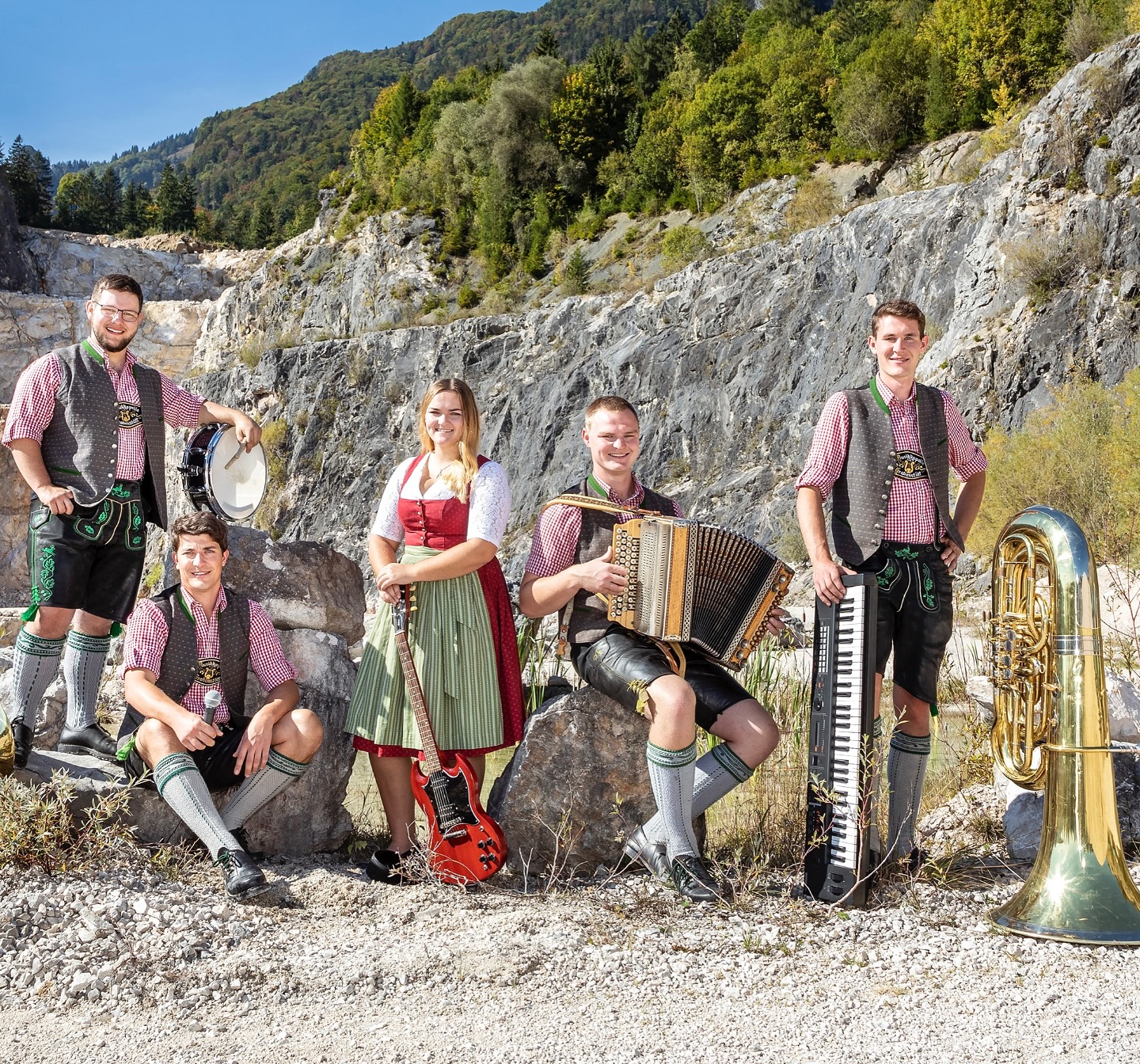 Liebe Freunde ?
unser Saison 2025 hat scho richtig ?ig gestartet mit‘m Weinfest vom @gtevedelweiss und Goaßn- und Laterndlfest der @djk_kammer ?
Mia gfrein uns scho auf ois, wos dieses Jahr no so kimmt! Seid’s bei unseren nächsten Terminen dabei und feiert’s mit uns! ?
?14.06.2025 Weinfest in Kirchdorf @dirndlschaft_kirchdorf
?28.06.2025 Waldfest in Stein a.d. Traun @dirndl_und_arbeiterverein_stoa
?26.07.2025 Feuerwehrfest in Grabenstätt @feuerwehr_grabenstaett
?15.08.2025 Radlerfest in Söchtenau
(Ausweichtermin: 17.08.2025)
?03.10.2025 Weinfest in Hörpolding @burschenverein_hoerpolding
?11.10.2025 Stadlfest Gollenshausen
?08.11.2025 Jubiläumsschützenball (Trostberger Schützen) im K1 in Traunreut
.
#last5 #doriadsiwos #liveband #coverband #termine