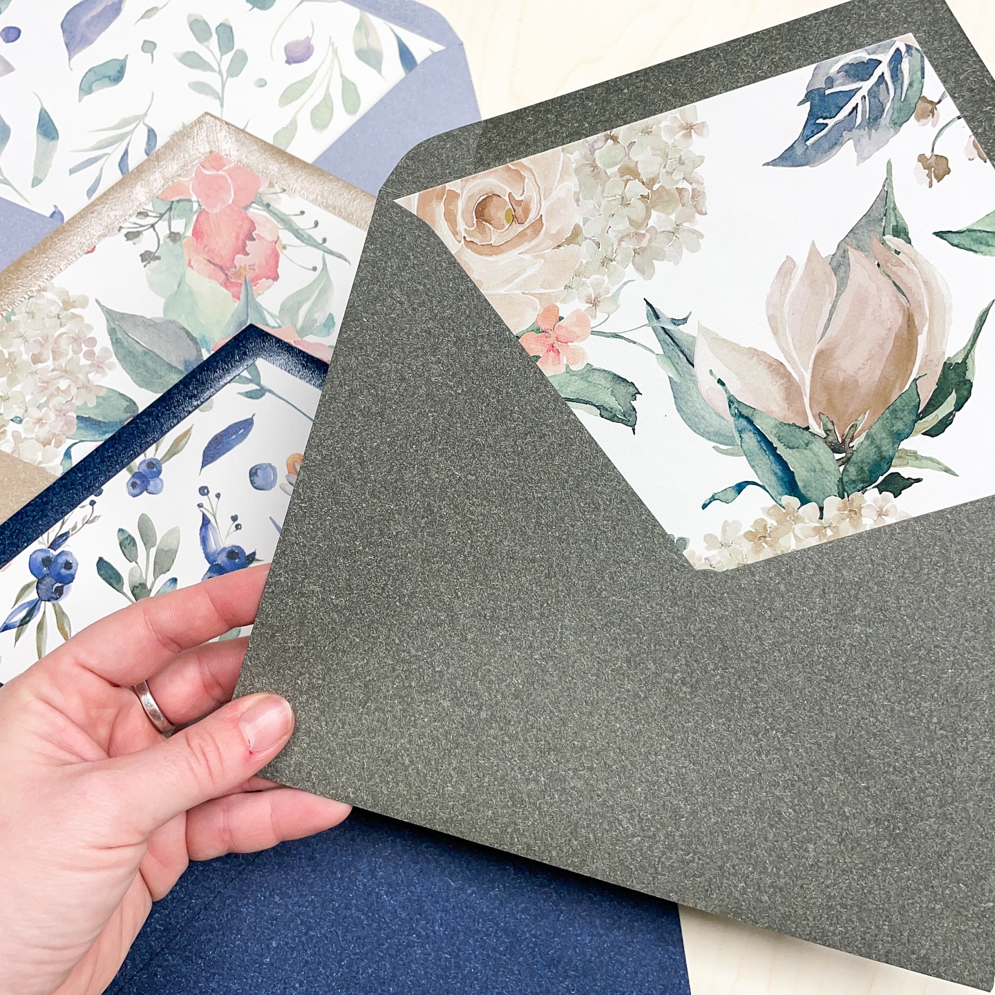 A veces nos gusta jugar a probar nuestros forros en distintos sobres ♥️ y los resultados siempre nos sorprenden! ?? Que os parece el sobre Natural Laurel con el interior de Flores Blancas? Queda ideal!! ?
