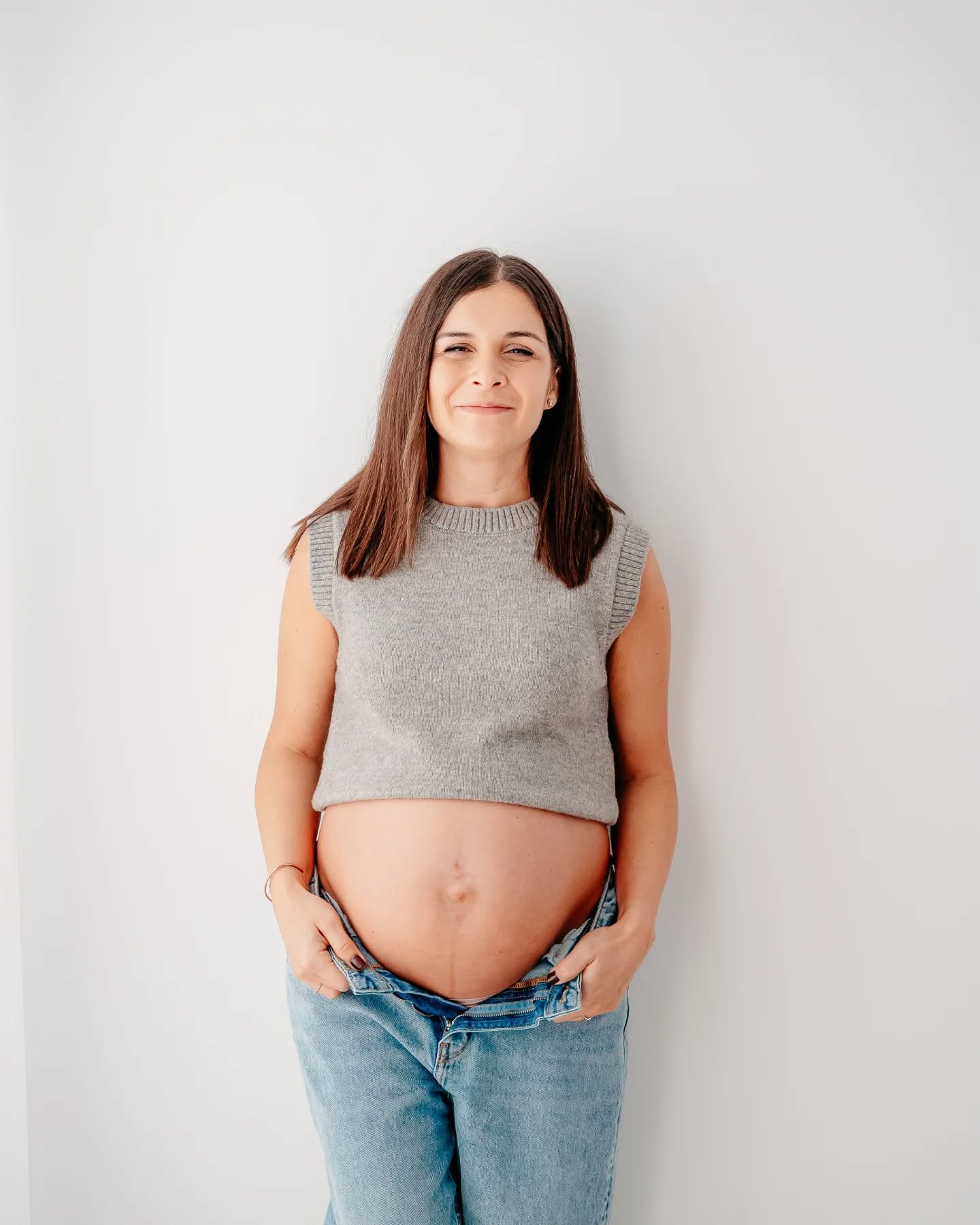 La espera más emocionante.
Sin poses forzadas, sin artificios...
Tan solo luz suave, líneas puras y emociones reales.
Porque la maternidad no necesita adornos para ser arte.
Así inmortalizamos el comienzo de una nueva historia?✨
#Maternity #Embarazo #pregnant #maternityshoot #maternityphotography