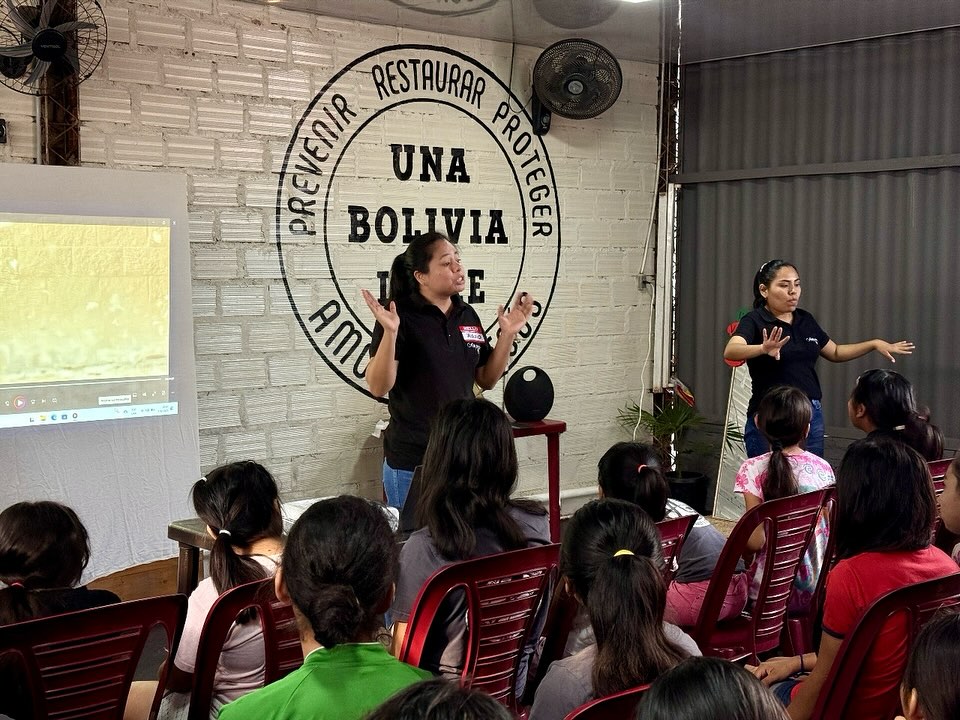 Y el último proyecto en Bolivia por este curso ✅
Fundación Amparo trabaja directamente en las calles de Santa Cruz en la prevención y detección de casos de abuso sexual en una de las zonas del país con mayor índice de violencia, desaparición y explotación de menores. Su pequeño local es un lugar seguro donde las niñas pueden jugar, reciben talleres de formacion y los educadores hacen un trabajo estupendo rescatando y restaurando a muchas niñas víctimas de esta situación.
El local estaba en las últimas: el suelo cuarteado, las uralitas del techo muy mal, necesitaban iluminación y acondicionar los baños. Hemos enviado una donación para la reforma y la han hecho muy rápido, ahora tienen un espacio confortable y precioso. Nos hace muy felices compartir esta noticia con vosotros. Aquí van algunas fotos del local y las actividades. Que muchos más niños puedan ser alcanzados y rescatados en este lugar! 🙏🏻💜
#amparobolivia #amorworld #thanksGod
Más info en 👉🏻 amparobolivia.org