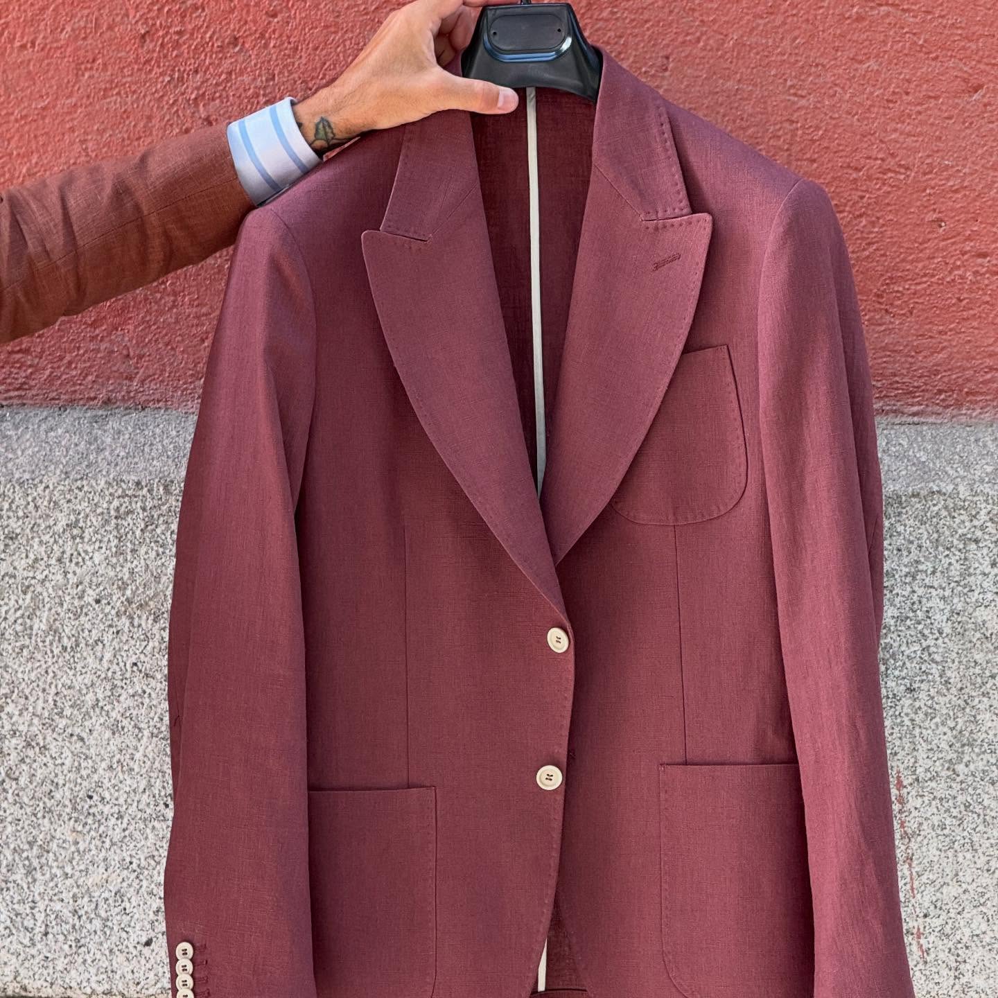 ¡Es una auténtica maravilla!
.
Corte Napolitano. Hombro natural. Pespunte picado. Solapas de pico con forma / panza. Sin Forro y des estructurada. 3 bolsillos de parche.
.
#bespoke #neapolitanjacket #sumisura #thesartorialgallery #madrid #amedida #tailoring #contemporarytailored