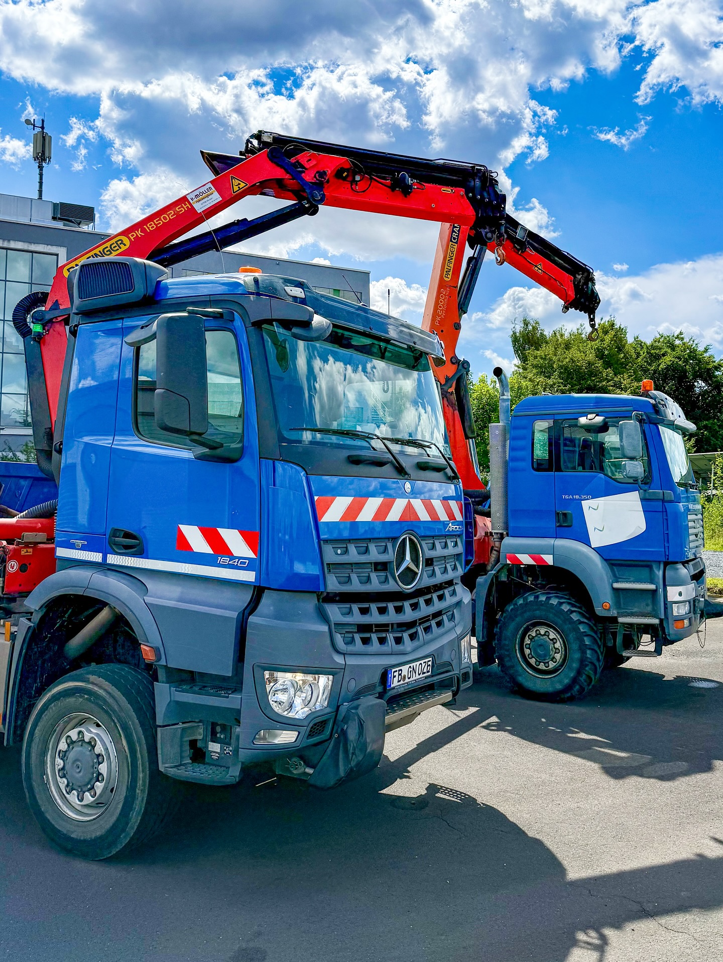 Training für den Energieversorger ⚡?
Zwei spannende Tage durfte ich bei einem Versorger für die häusliche Infrastruktur verbringen. Im Fokus stand das sichere Arbeiten mit dem Ladekran unter beengten Platzverhältnissen – ob im Gelände oder auf schmalen Wegen. Besonders wichtig: die optimierte Krangeometrie und ein sicherer Lastentransport. ?
Immer wieder faszinierend, neue Branchen kennenzulernen und zu sehen, wie vielseitig unsere Technik eingesetzt wird! ?
#ladekran #ladekranuntermain #ladekrantraining #palfinger #palfingercrane #palfingerag #kranführer #ladekranführer #ladekranführerschein #training #eloorac @eloorac_com @moeller_fahrzeugbau @palfingerag