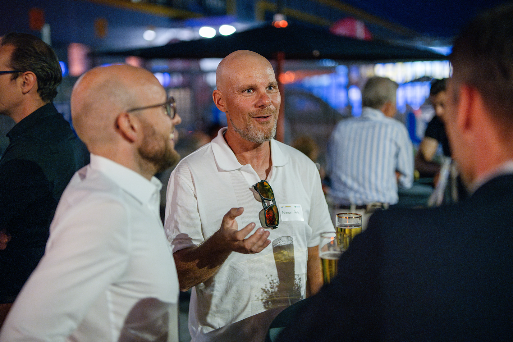 ? Unternehmertreff 2025 – Landkreis Calw @ Schuon’s neue Logistik‑Dependance ?
Ich freue mich sehr, an einem inspirierenden Abend beim 10. Unternehmertreff des Landkreises Calw teilgenommen zu haben – diesmal ausgerichtet in dem beeindruckenden, neuen Logistikzentrum der Alfred Schuon Group in Wildberg‑Sulz am Eck.
Knapp 500 Unternehmensvertreter trafen sich am 3. Juli 2025, um sich auszutauschen, Ideen voranzutreiben und Themen zu diskutieren, die unsere Region bewegen – von Strukturpolitik bis Digitalisierung.
Ein herzliches Dankeschön an Landrat Helmut Riegger, der mit seiner Begrüßung und klaren Worte zur Infrastruktur, zur Fachkräftesicherung sowie zu nachhaltigen Innovationen einen starken Rahmen für unsere Gespräche.
Besonders beeindruckt hat mich der Gastgeber, Alexander Schuon, der in seiner Unternehmensführung eindrucksvoll zeigte, wie man nachhaltige Logistik in der Praxis lebt: unter anderem mit Green‑Logistics‑Strategien, E‑LKW‑Einsatz und einem DGNB‑Gold‑zertifizierten „Wildberg II“‐Center – ausgestattet mit PV‑Anlage, E‑Ladesäulen und modernster Gefahrgut‑Infrastruktur für Batterielogistik.
Das neue Logistikcenter “Wildberg II” beeindruckt mit:
✅ 30 000 m² hochmodernen Lagerflächen inkl. Block‑ und Regallager
✅ Gefahrenstofflagerung (z. B. Lithium‑Ion‑Batterien) durch strenge Sicherheits‑ & Brandschutzmaßnahmen
✅ Zusätzlichen Büro‑, Schulungs‑ und Ruheräumen sowie einem „Schuon work café“
Der Abend bot reichlich Raum für Netzwerken im ländlichen Raum, wo wir als Region gemeinsam stärker sind, wenn wir unser Know‑how teilen und Kompetenzen bündeln. Gerade in rural geprägten Regionen profitieren wir stark von einem konstruktiven Austausch untereinander – weit über individuelle Unternehmensgrenzen hinaus.
? Herzlichen Dank an das Landratsamt Calw, dass unsere Agentur @connectionscw den Abend sowohl foto‑ wie auch videografisch begleiten durfte.
? Bildnachweis: @alex.kijak, unser hauseigener Foto‑ und Videograf.
#Unternehmertreff2025 #Netzwerk #LandkreisCalw #Wildberg #Logistik #GreenLogistics #DGNBGold #Batterielogistik #Nachhaltigkeit #KMU #LändlicheRegion