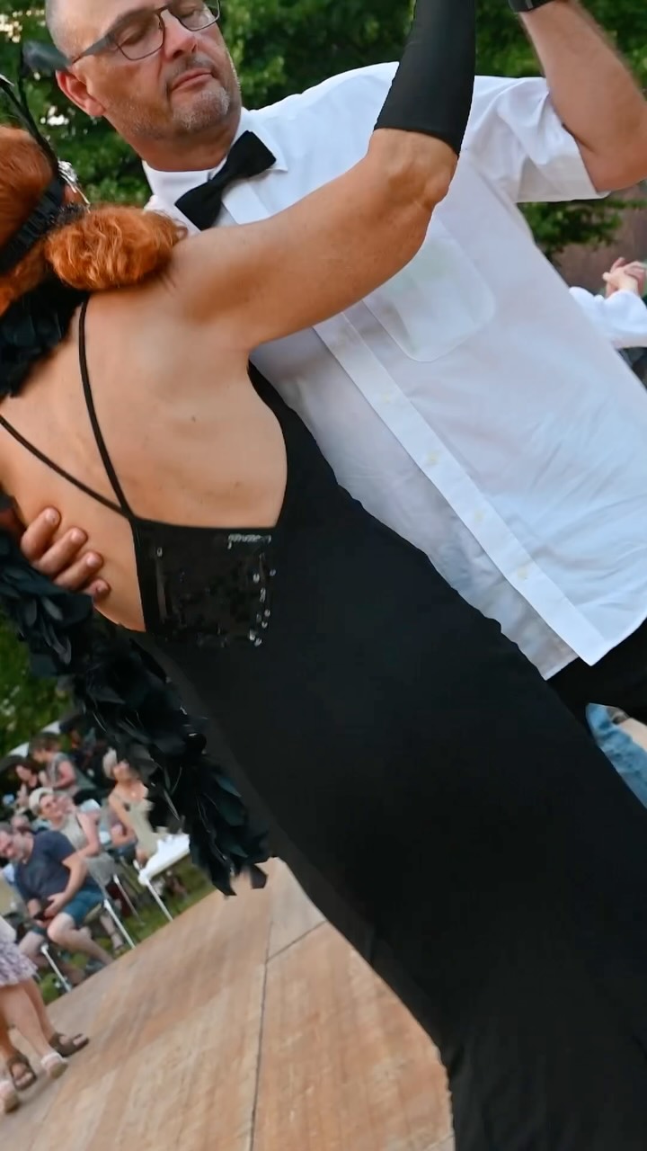 ✨ Picknick, Tanz & Zeitreise im Kurpark ✨
Was für ein Abend! Beim Picknick-Konzert im stilvoll geschmückten Kurpark von Ottenhöfen verzauberten Die Parkettschmeichler aus Kappelrodeck mit Musik aus den 20er & 30er Jahren. ??
Viele Gäste kamen elegant gekleidet, der Dorfplatz wurde zur Tanzfläche – dank eines eigens gebauten Tanzpodests aus der Ottenhöfener Dorfgemeinschaft. Ob Jive, Tango oder Walzer: Es wurde getanzt, gelacht und die Sommerstimmung in vollen Zügen genossen. ??
Die „Hagebruck“ sorgten für die Bewirtung – stilecht mit Details aus ihrer Fasnachtsrolle als Steak-Punks. ??
Rund 400 Gäste feierten mit – trotz zahlreicher Feste in der Region. Das zeigt: Die Picknickkonzerte sind mehr als ein Geheimtipp. Sie sind ein Erlebnis für alle Generationen. ❤️?
?Ottenhöfen im Schwarzwald – wo Musik, Gemeinschaft und Stil aufeinandertreffen.
#Picknickkonzert #Ottenhöfen #KurparkVibes #DieParkettschmeichler #TanzImPark #Schwarzwaldmomente #Zeitreise #Sommerabend #MusikVerbindet #Schwarzwaldliebe