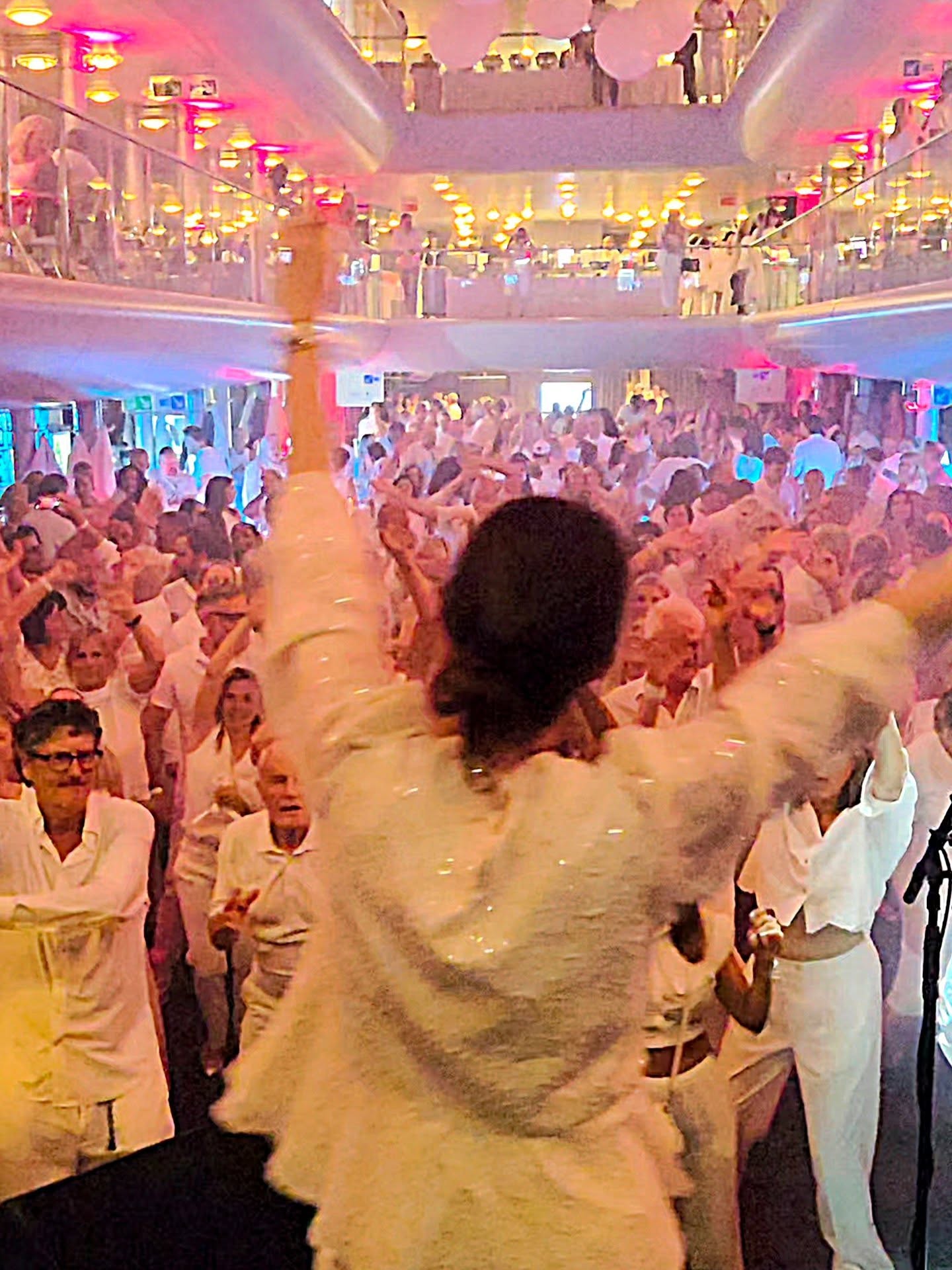 White Night Lindau am wunderschönen Bodensee mit sensationellen Gästen aus Deutschland ??, Österreich ?? und der Schweiz ??
@djane_alegracole
@mssonnenkoenigin
Ihr seid spitze ?
@vlbodensee_schifffahrt
@orfvorarlberg
@lindau_bodensee
#djane #whitenight #mssonnenkönigin #alegracole #party #eventstyle #djaneplus #sax #eventdj #events #Österreich #bregenz #vorarlberg #sempresempre