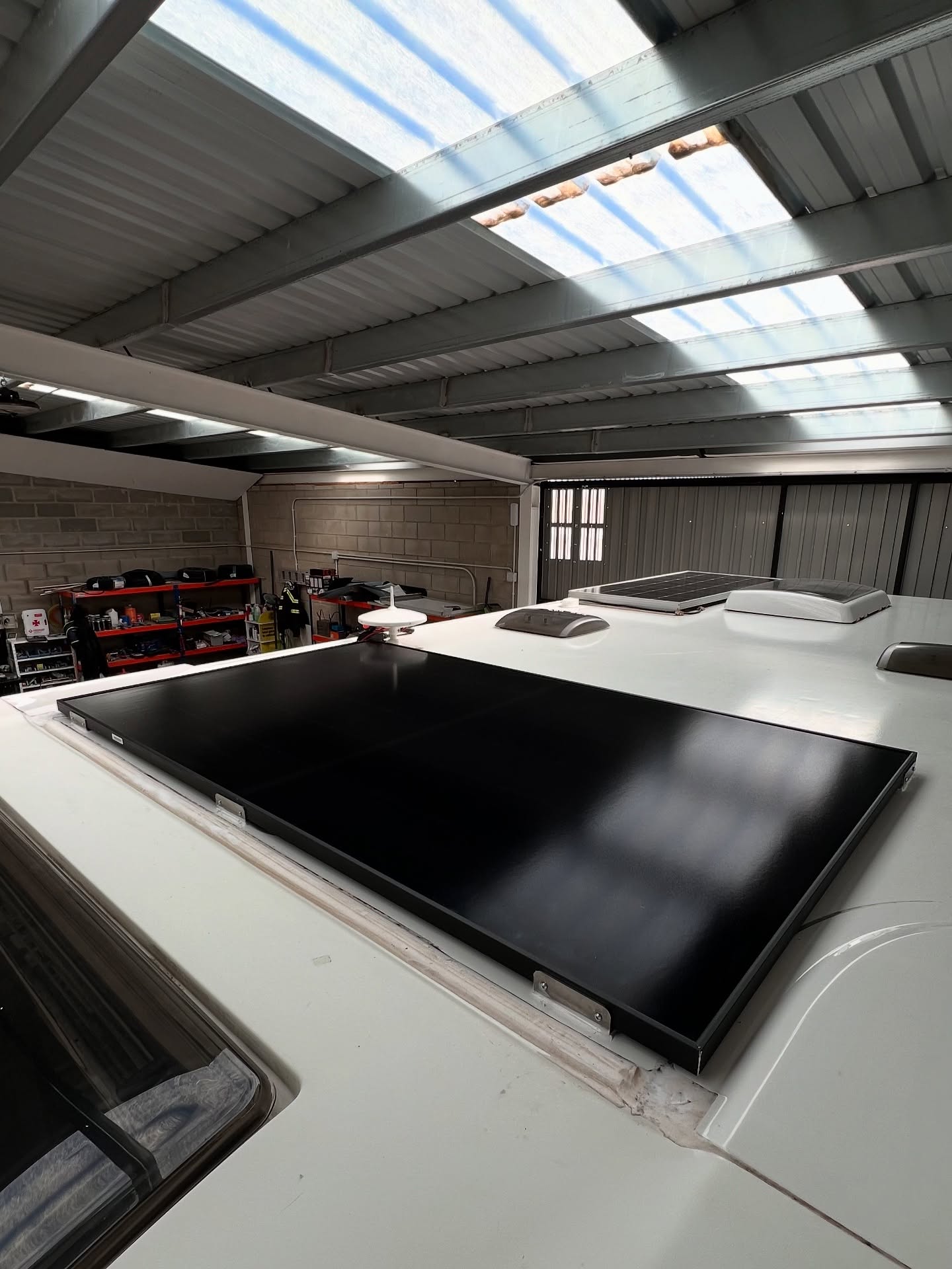 ?☀️ ¡Luz verde a tu libertad! ☀️?
En @vgcaravaning te llevamos un paso más allá en autonomía con la nueva placa solar de 400W Full Black, equipada con la última tecnología del mercado.
✅ Máxima eficiencia
✅ Estética elegante y discreta
✅ Ideal para viajes largos y escapadas off-grid
✅ Instalación profesional garantizada
Prepárate para disfrutar de tu camper o autocaravana sin preocuparte por enchufes. ??
? Pide tu cita ya y déjate asesorar por nuestro equipo técnico.
? DM o WhatsApp para más info.
#VGCaravaning #PlacaSolar #VanLife #AutonomíaTotal #CamperLife #EnergíaSolar #FullBlack #ViajaLibre #Caravaning