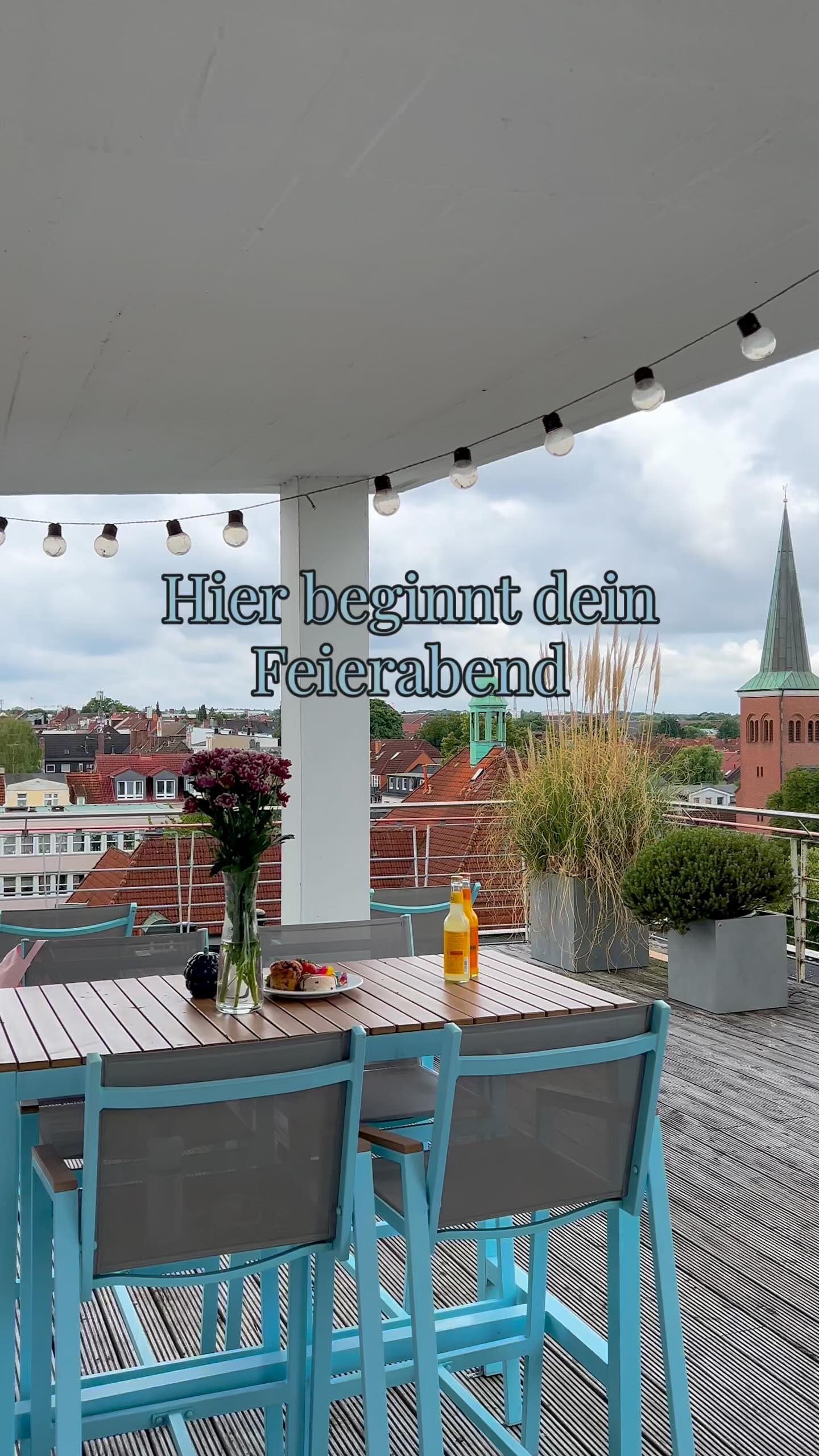 Drinks und Snacks auf dem Tisch, den Blick über Harburg und alles, was du brauchst, ist ein Moment Pause.
Unsere Dachterrasse ist der Place-to-be, nach einem anstrengenden Tag in der City oder im Job.
Cheers auf die kleinen Auszeiten.
#weileseinhubist