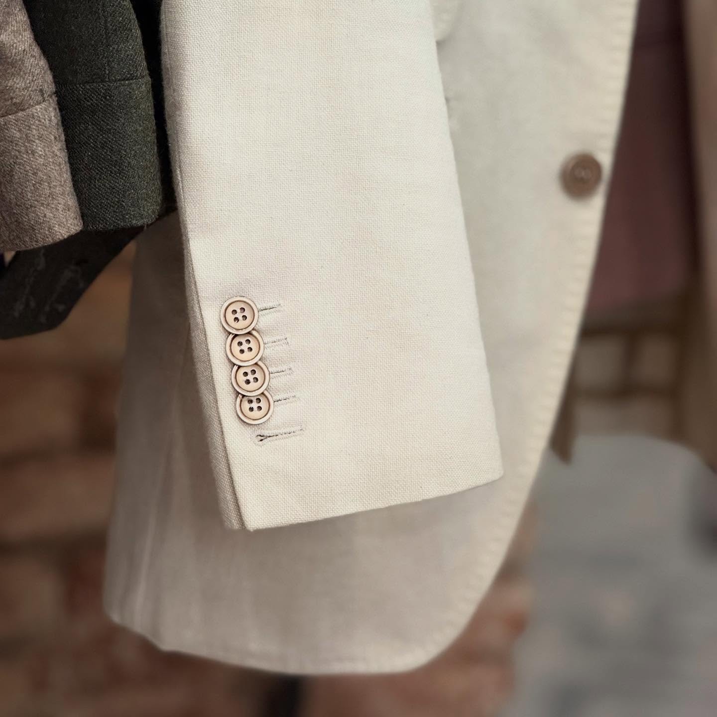 Sabíais que colocar la botonadura de la manga con los botones montados se denomina #KissesButton ?
.
Este detalle es uno de los aspectos que para nosotros marcan la diferencia en nuestras prendas a medida, además de montar cinco botones con los ojales abiertos.
.
¿ y tú, cómo los prefieres ?
.
#thesartorialgallery #madrid