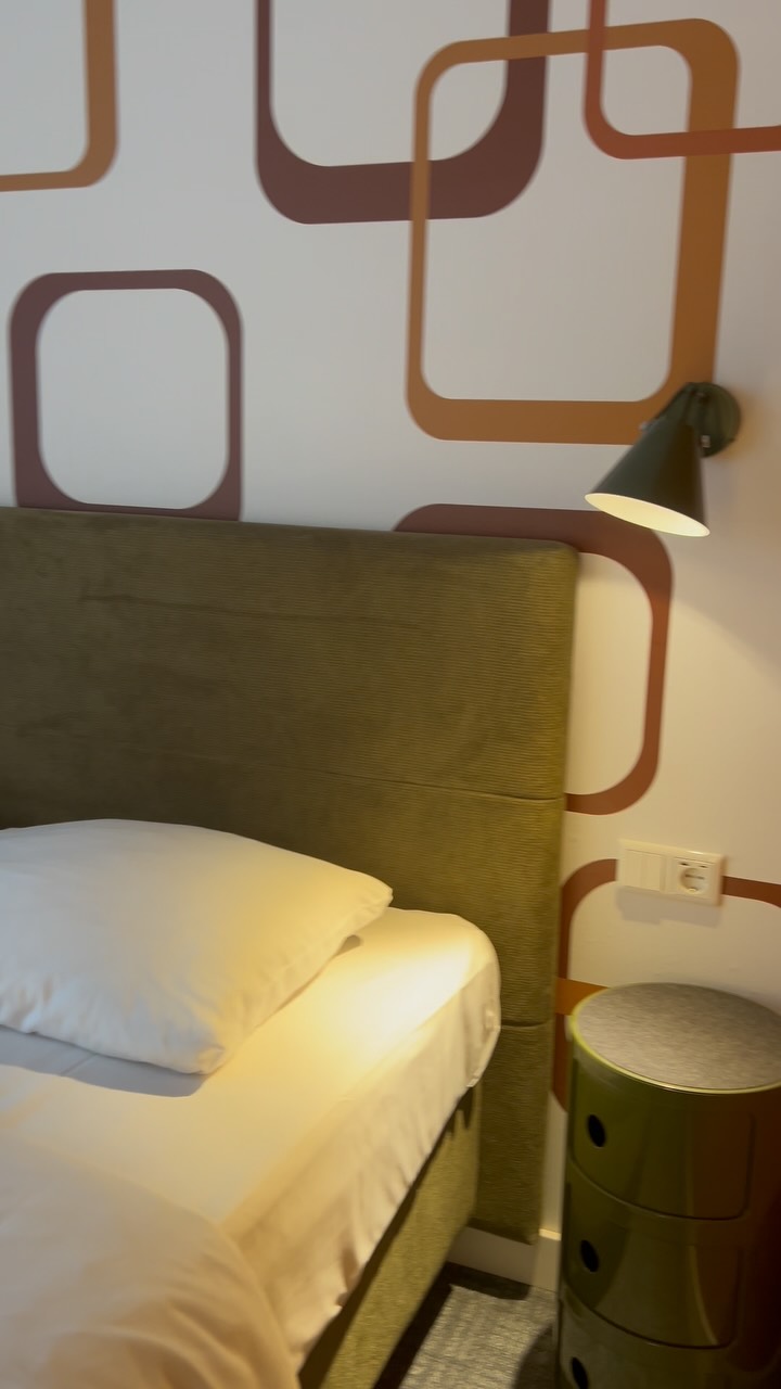 Wir würden euch ja am liebsten direkt alles zeigen …
Aber ehrlich gesagt: Der Rest ist noch Baustelle. ?️
Zum Glück ist ein Apartment schon fertig – und das reicht, um euch zu zeigen, was hier Großes entsteht.
Smart eingerichtet, mit eigener Kitchenette, bequemen Bett, Schreibtisch & Wohlfühl-Vibe inklusive.
Ab dem 15. September öffnen wir offiziell die Türen – und wer jetzt bucht, spart bis zu 30 %!
Also: Schnell sein, bevor alle Cozy, Smart, Space & Prime Apartments weg sind.
#weileseinhubist