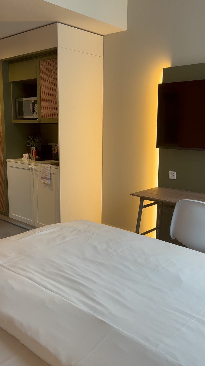 Ab dem 15. September kannst du bei uns einchecken und das ganz digital.
Dank Self Check-in, Highspeed-WLAN und eigener Kitchenette wohnst du hier smart, flexibel & easy. ??
58 moderne Serviced Apartments in den Kategorien: Cozy, Smart, Space & Prime
? Direkt bei Hauptbahnhof, Alster & Szene-Stadtteil St. Georg
Für kurze Trips, lange Projekte oder einfach Hamburg auf Zeit
Wirst du es ebenfalls lieben?
#weileseinHUBist
#hub #hamburg #hotel
NEU
HAMBURG
HOTEL
APARTMENTHOTEL
APARTMENT