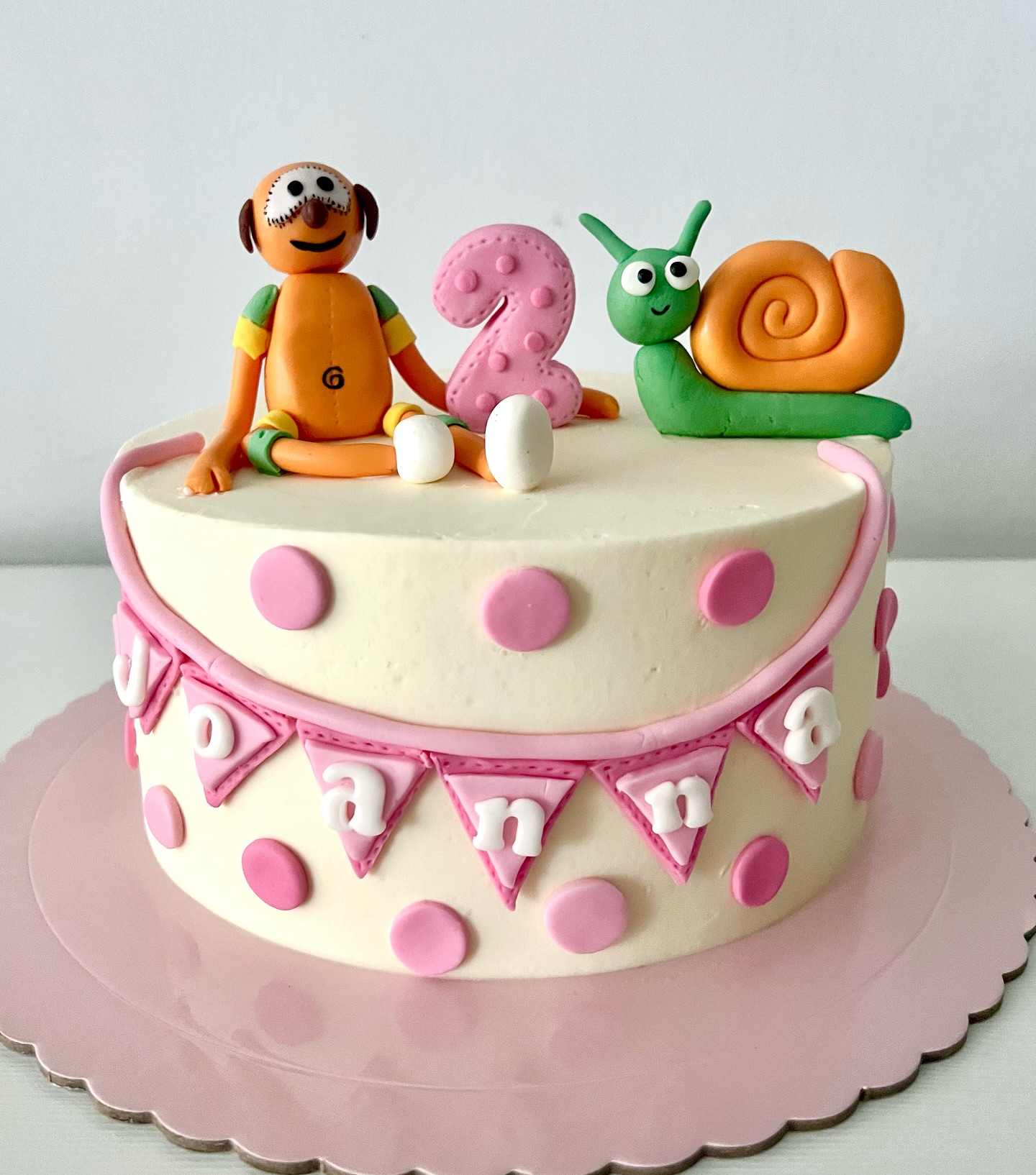 TARTA MIC?
Así celebró Joanna sus 2 añitos, con unq tarta llena de alegría y dulzura, inspirada en El Mic de Super3 y su amigo el caracol ??.
Nos encanta dar vida a los personajes favoritos de los peques para que sus cumpleaños sean inolvidables ??. Cada detalle fue modelado a mano con mucho mimo, sobre una base de bizcocho esponjoso y buttercream.
¿Te gustaría que formemos parte de un cumpleaños especial a través de una tarta personalizada? ? Escríbenos!
#tartapersonalizada #mic #super3 #buttercream #fondant #pastel #tarta #pasteldecumpleaños #buttercreamcake #vainilla #chocolate #pasteleria #gava #castelldefels #baixllobregat #barcelona