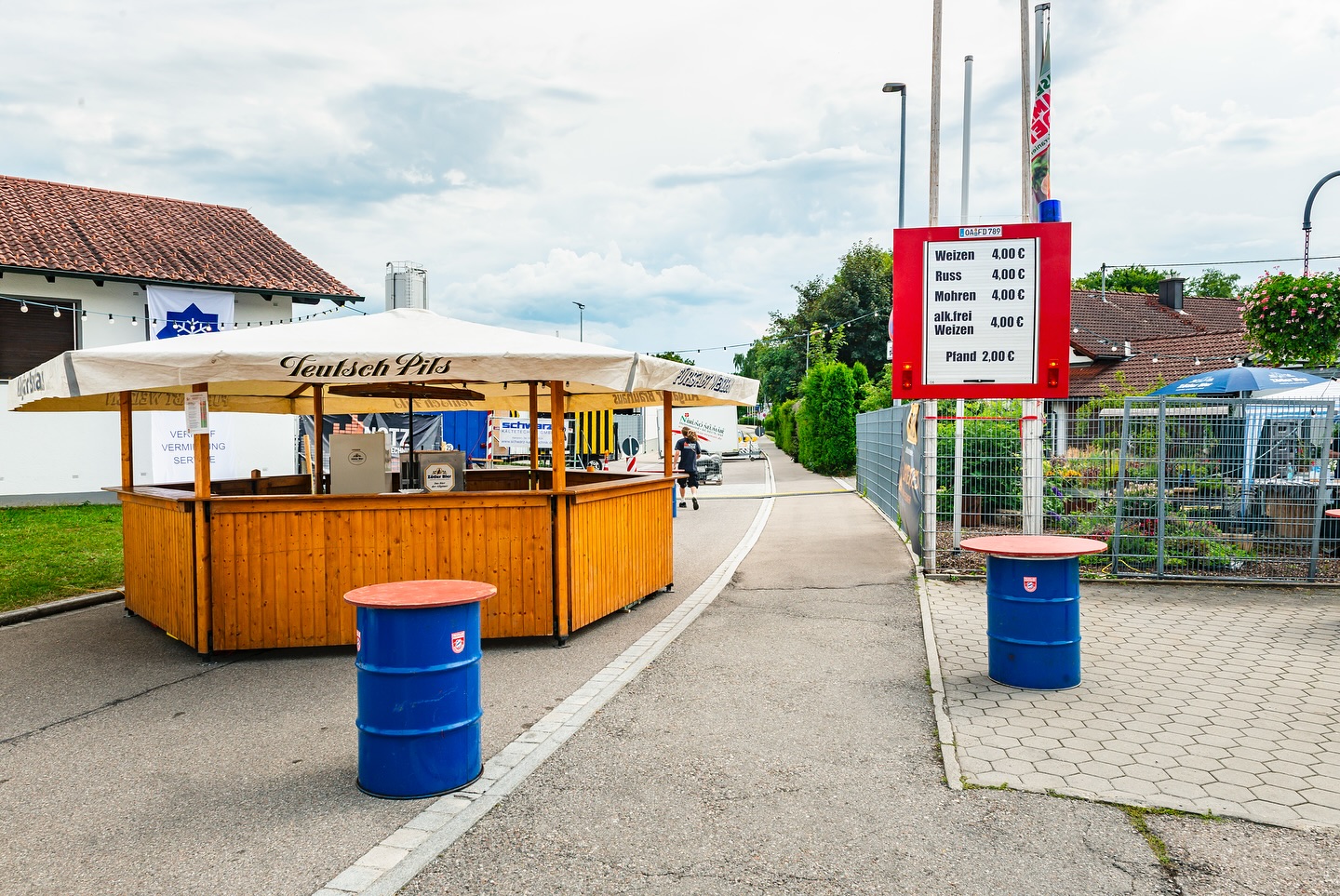 Wir möchten herzlich Danke sagen allen die dazu beigetragen haben, unser Lichterfest am Inselweiher zu einem vollen Erfolg zu machen. 🎆🎇🎆
Unser Dank gilt vor allem der @gartenbau_neumair, @toepferbabywelt , @4voices_kultzudritt_ , Bäckerei Dedler mit Inhaber Thorsten Arbter, @veranstaltungstechnik_notz , @metzgerei_hoebel und @hausmetzgerei_unsoeld , dem @weingutdreikoenigshof aus Kempten, Bingen am Rhein, der Brauerei @zoetlerbier, @hauser.getraenke.aichstetten und Forum @dietmannsried.de.
Bedanken möchten wir uns auch bei allen Nachbarn im Umkreis des Inselweihers.
Ein ganz besonderes Dankeschön geht an alle Besucher des Lichterfestes! Wir hoffen, es hat Ihnen gut gefallen und freuen uns auf das nächste Mal! 🎉🎉🎉
