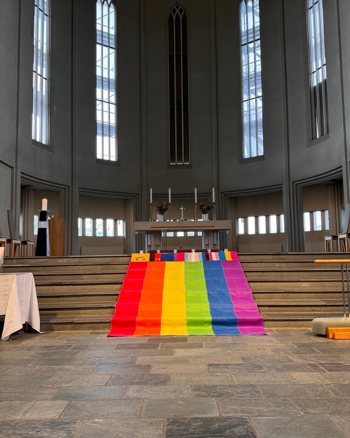 Hinsegin dagar eru hafnir og af því tilefni eru tröppurnar í Hallgrímskirkju skreyttar regnboganum.
Hinsegin dagar eru mikilvægir. Þeir vekja athygli á misrétti og ofbeldi og rjúfa þögnina.
Gleðigangan sem er hápunktur hátíðarinnar fer af stað laugardaginn 9. ágúst 2025 kl. 14. frá Hallgrímskirkju að vanda.
Hallgrímskirkja styður við réttindabaráttu hinsegin samfélagsins og óskar öllum gleðilegra Hinsegin daga.
Úr sálmi 505:
Ó ást sem faðmar allt!
1 Ó, ást, sem faðmar allt! Í þér
minn andi þreyttur hvílir sig,
þér fús ég offra öllu hér,
í undradjúp þitt varpa mér.
Þín miskunn lífgar mig.
2. Ó, fagra lífsins ljós er skín
og lýsir mér í gleði' og þraut,
mitt veika skar, það deyr og dvín,
ó, Drottinn minn, ég flý til þín
í dagsins skæra skaut.
3. Ó, gleði' er skín á götu manns
í gegnum lífsins sorgarský.
Hinn skúradimmi skýjafans
er skreyttur litum regnbogans
og sólin sést á ný.
George Matheson 1882 – Sigurbjörn Sveinsson, 1931 – Sb. 1972
HALLGRÍMSKIRKJA – STAÐURINN OKKAR