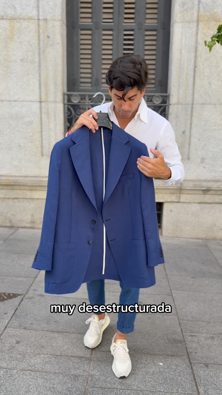Nos vamos de vacaciones uno días, pero volvemos la semana que viene for a few days ?
.
Hoy hemos entregado esta preciosidad de #sport #blazer en un lino cien por cien de la casa @hollandandsherryapparel
.
Pido disculpas por mi mechón/flequillo que me interrumpió la grabación, pero como nos gusta la naturalidad y somos naturales lo subimos así ???
.
¡Feliz verano!
.
#thesartorialgallery #madrid #tailoring #bespoke #sastreria
