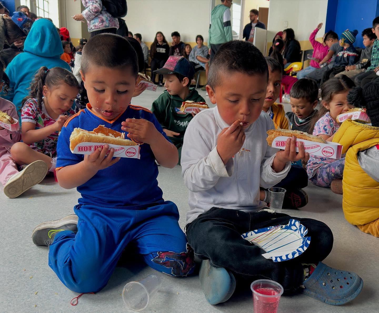 Y nos vamos a Colombia! 🇨🇴 A la selva del Chocó, una región virgen y muy peligrosa 🌎 Hasta allí cada año viajan unos misioneros muy valientes bajo su propia cuenta y riesgo que trabajan con cientos de niños de la zona. Les hemos apoyado haciéndonos cargo del material didáctico para los niños y también de los profesores locales que pueden utilizar estas lecciones y seguir con las clases durante un año entero. Preparamos dos meriendas para los niños, una fiesta total para ellos! 🤩👏🏻
El futuro de estos niños puede cambiar, pueden romper con esa cadena de miseria y delincuencia, Dios lo puede hacer y nos usa a ti y a mí! Muchísimas gracias por cada donativo! 💚
Compartimos de paso aquí fotos de Ciudad Bolivar, un asentamiento marginal del sur de Bogotá donde hemos aprovechado para dejar también materiales para los niños y 8 packs de material para profesores. Gracias de todo corazón! 🙌🏻📚✏️
#proyectochocólosalpes #fundacioncaminodegracia #colombia🇨🇴 #amorworld
