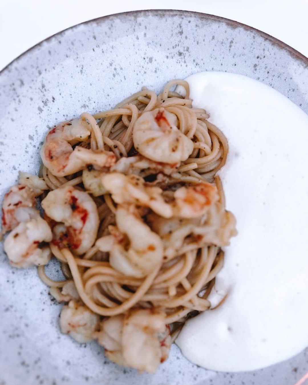 L’incontournable de l’été ✨
Spaghettone Cacio & Pepe, crevettes juste saisies, écume légère…Un plat signature qui fait toujours l’unanimité. Une bouchée et vous comprenez pourquoi. ?
? À la carte, midi et soir.